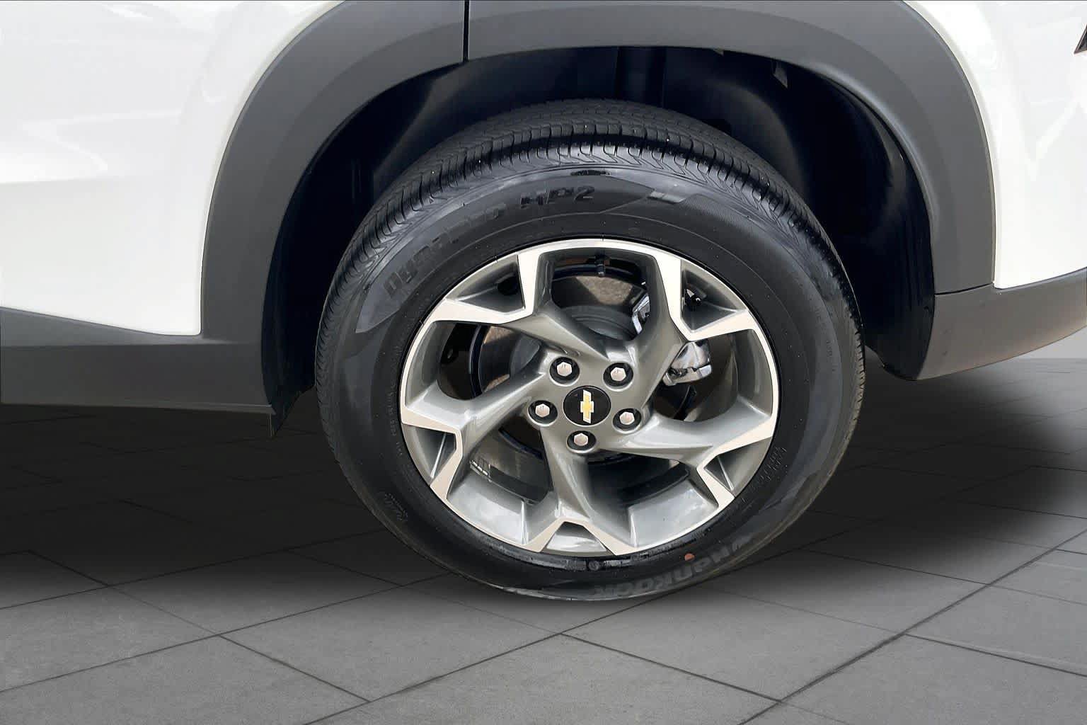 Used 2025 Chevrolet Trax LT w/ LT Convenience Package FWD image 11