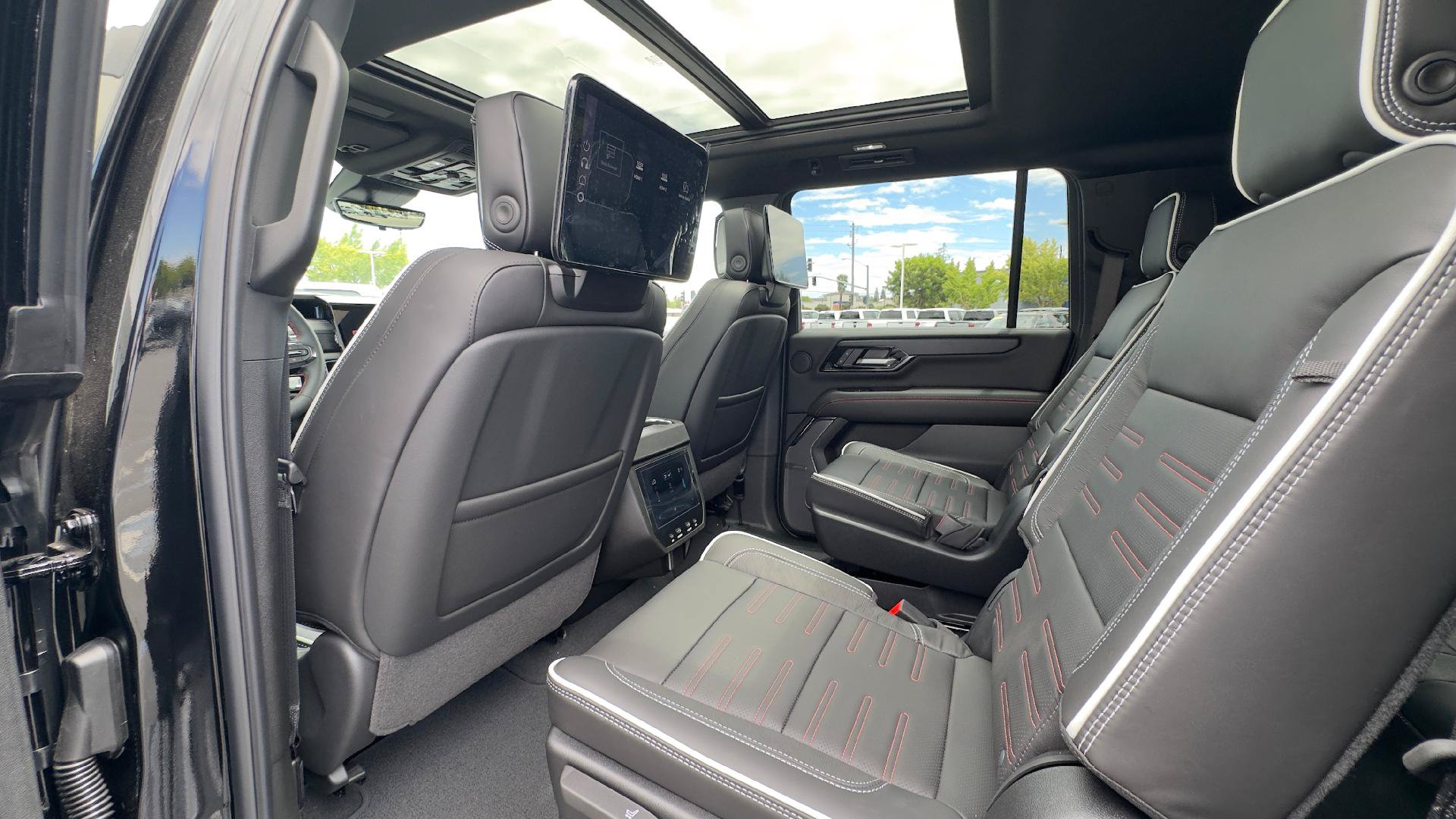 New 2026 GMC Yukon XL AT4 Ultimate w/ LPO, Illumination Package AWD/4WD image 10
