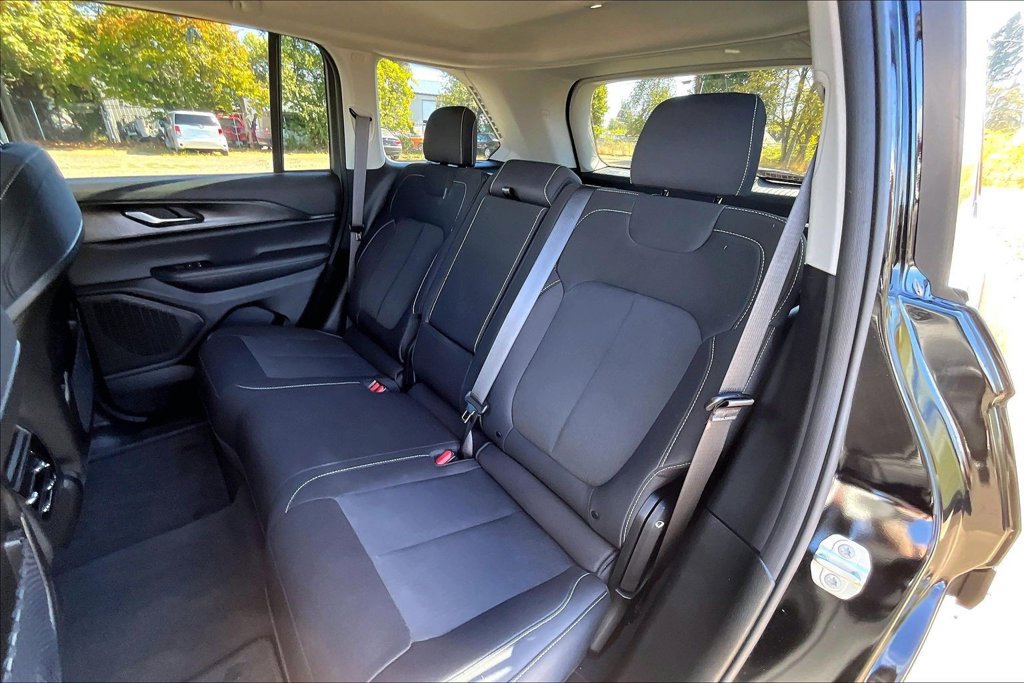 Used 2023 Jeep Grand Cherokee Laredo w/ Luxury Tech Group I AWD/4WD image 21