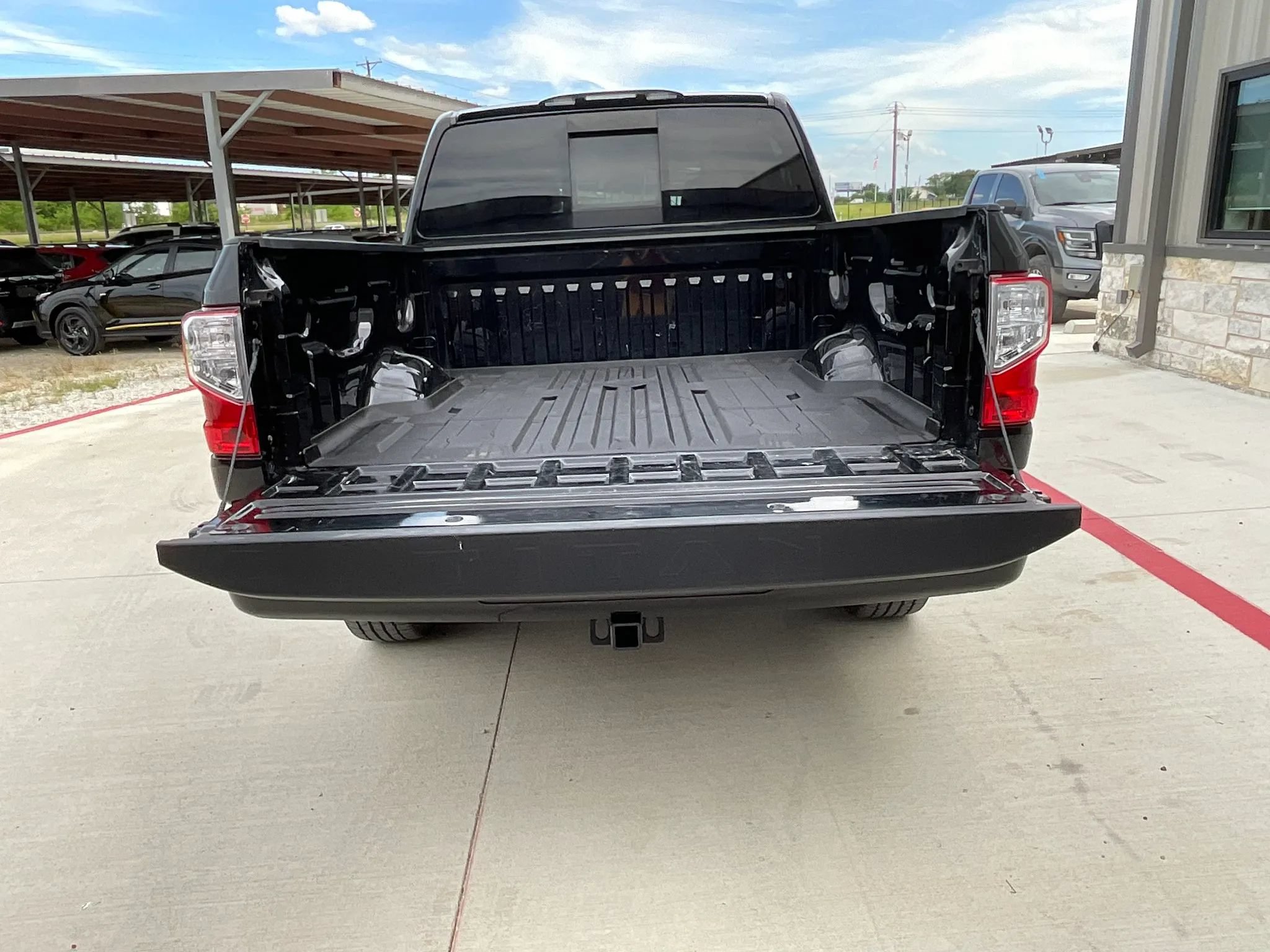 Used 2021 Nissan Titan SV w/ SV Convenience Package AWD/4WD image 15