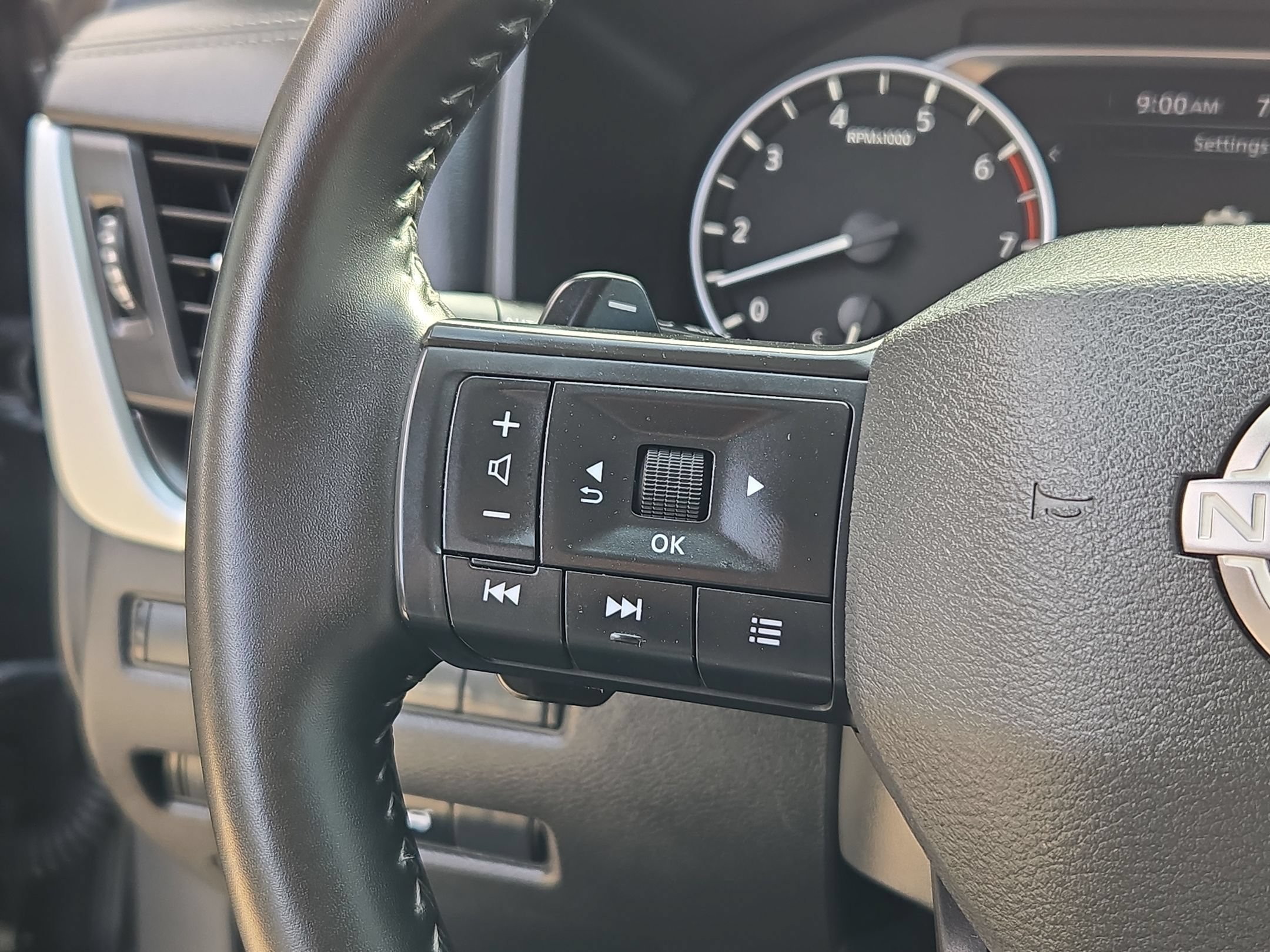 Certified 2025 Nissan Rogue SV FWD image 22