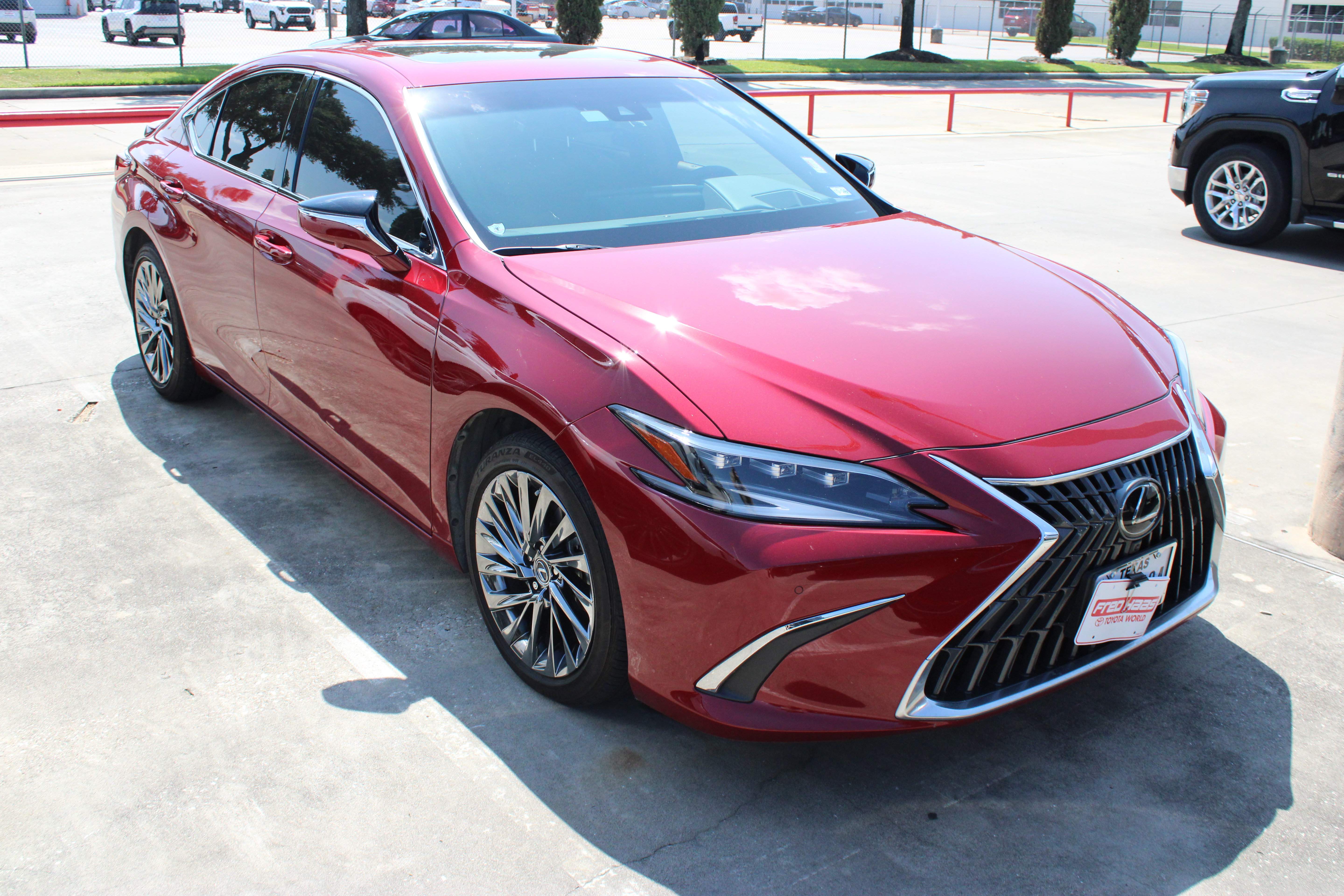 Used 2025 Lexus ES 300h Ultra Luxury w/ Accessory Package (Z2) FWD image 2