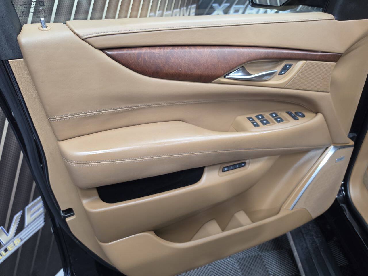 Used 2017 Cadillac Escalade Platinum RWD image 12