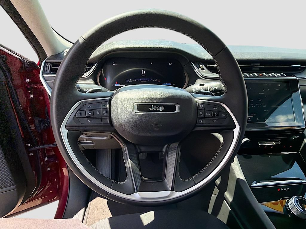 Used 2023 Jeep Grand Cherokee Laredo AWD/4WD image 38