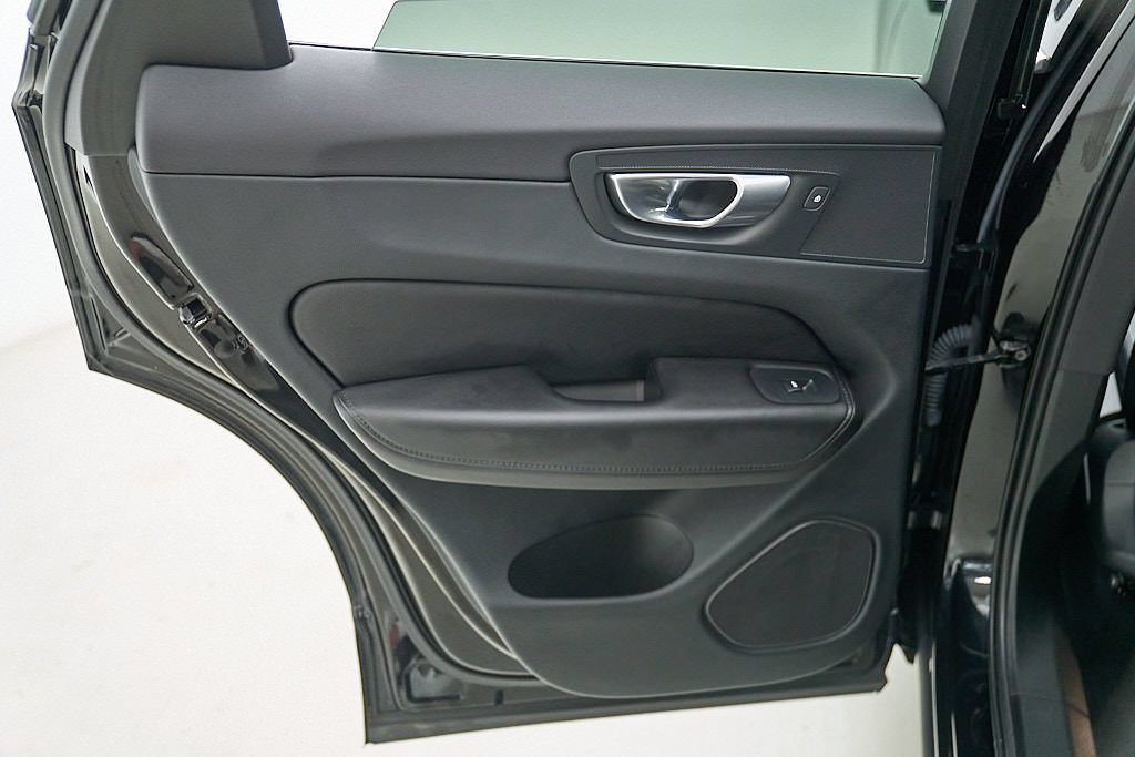 Certified 2023 Volvo XC60 B5 Plus AWD/4WD image 15