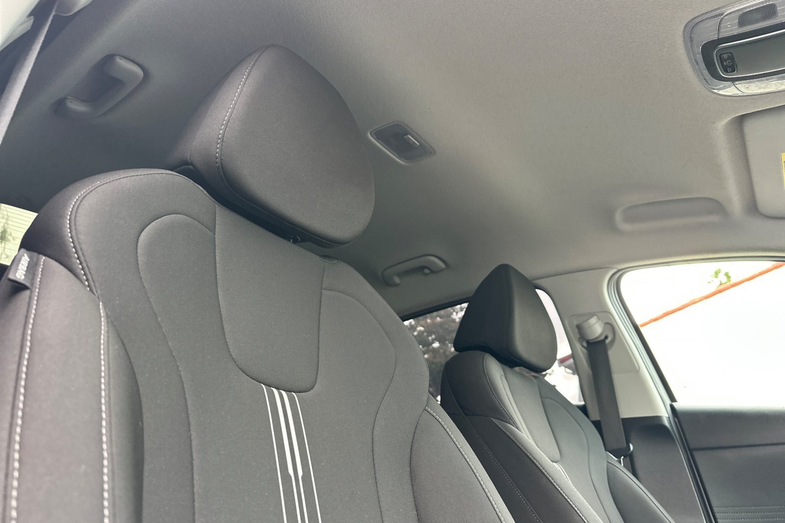 Used 2025 Hyundai Elantra Hybrid FWD image 17