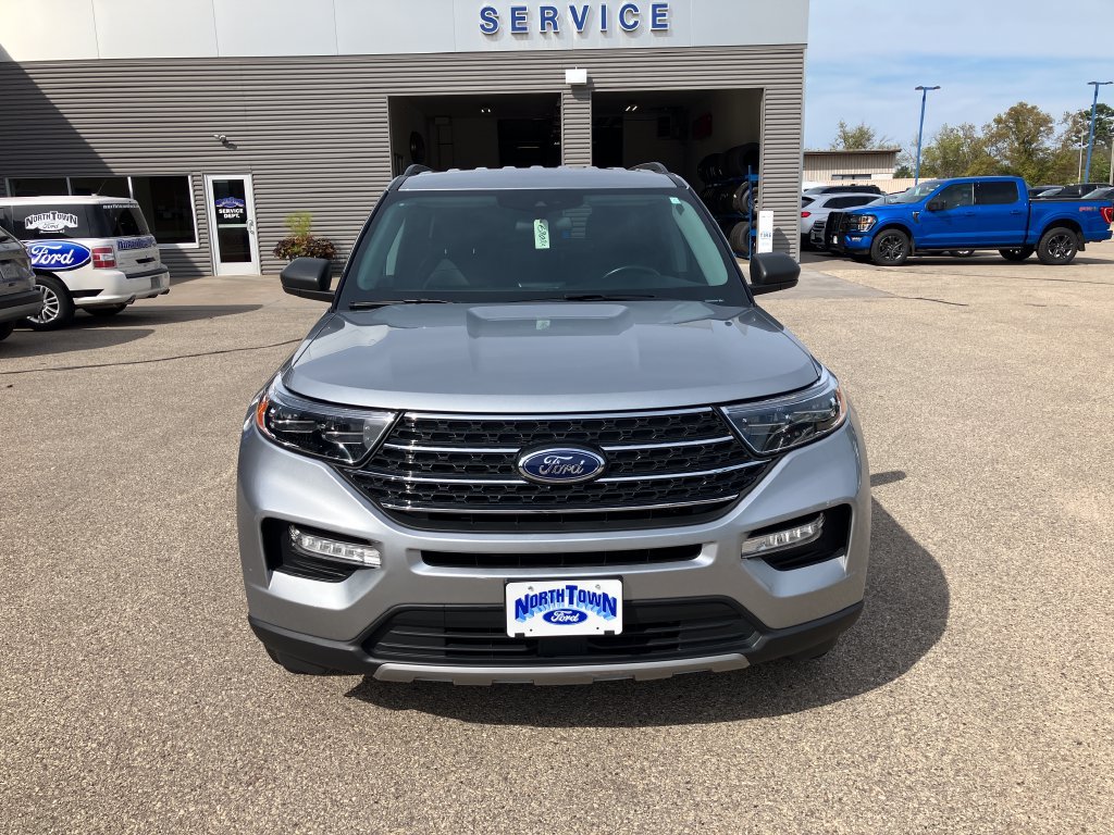 Used 2023 Ford Explorer XLT w/ Equipment Group 202A AWD/4WD image 4