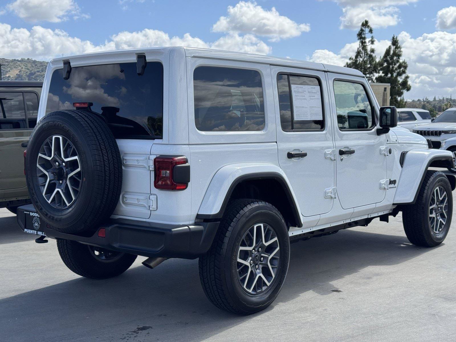 Used 2025 Jeep Wrangler Unlimited Sahara AWD/4WD image 7