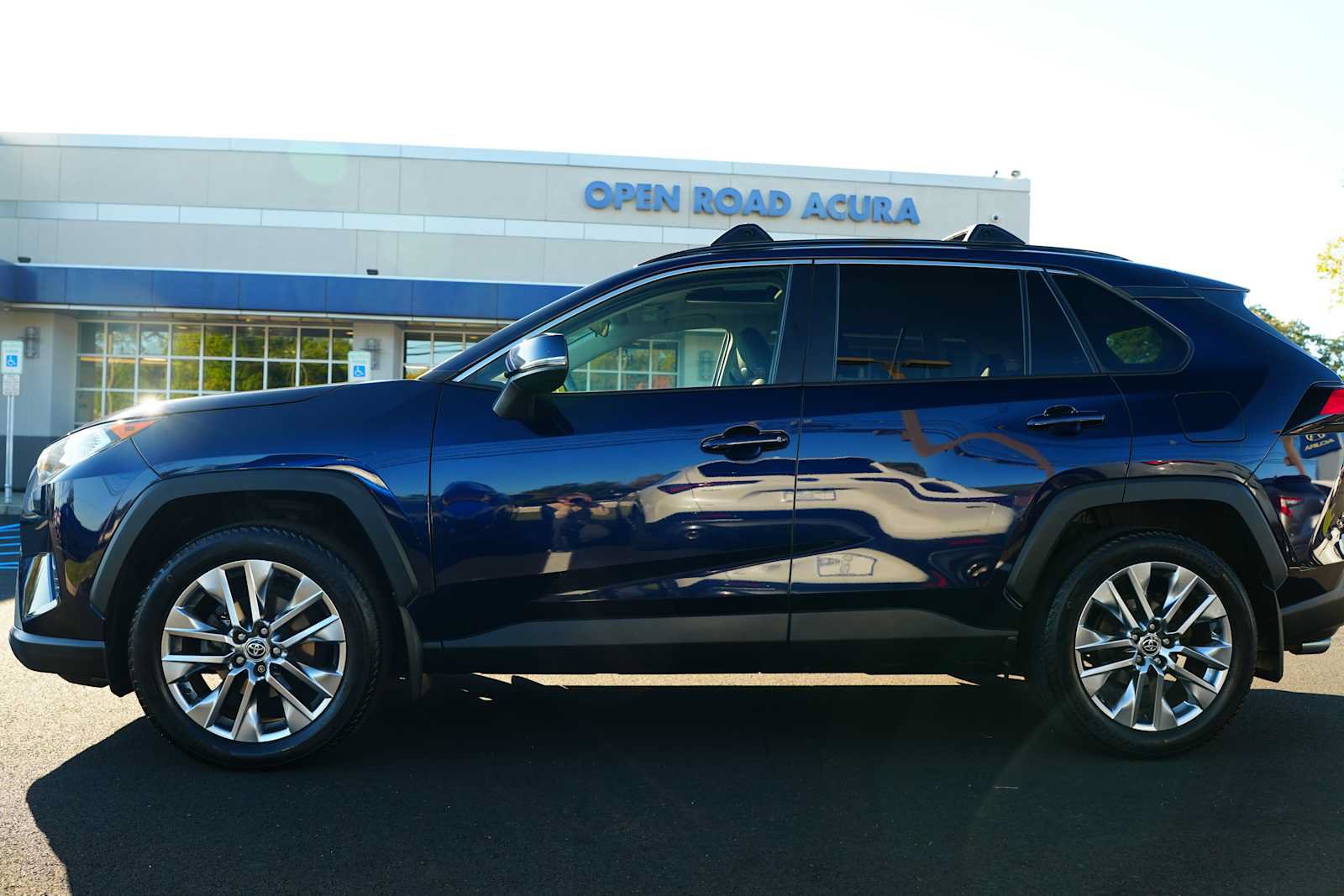 Used 2021 Toyota RAV4 XLE Premium AWD/4WD image 4