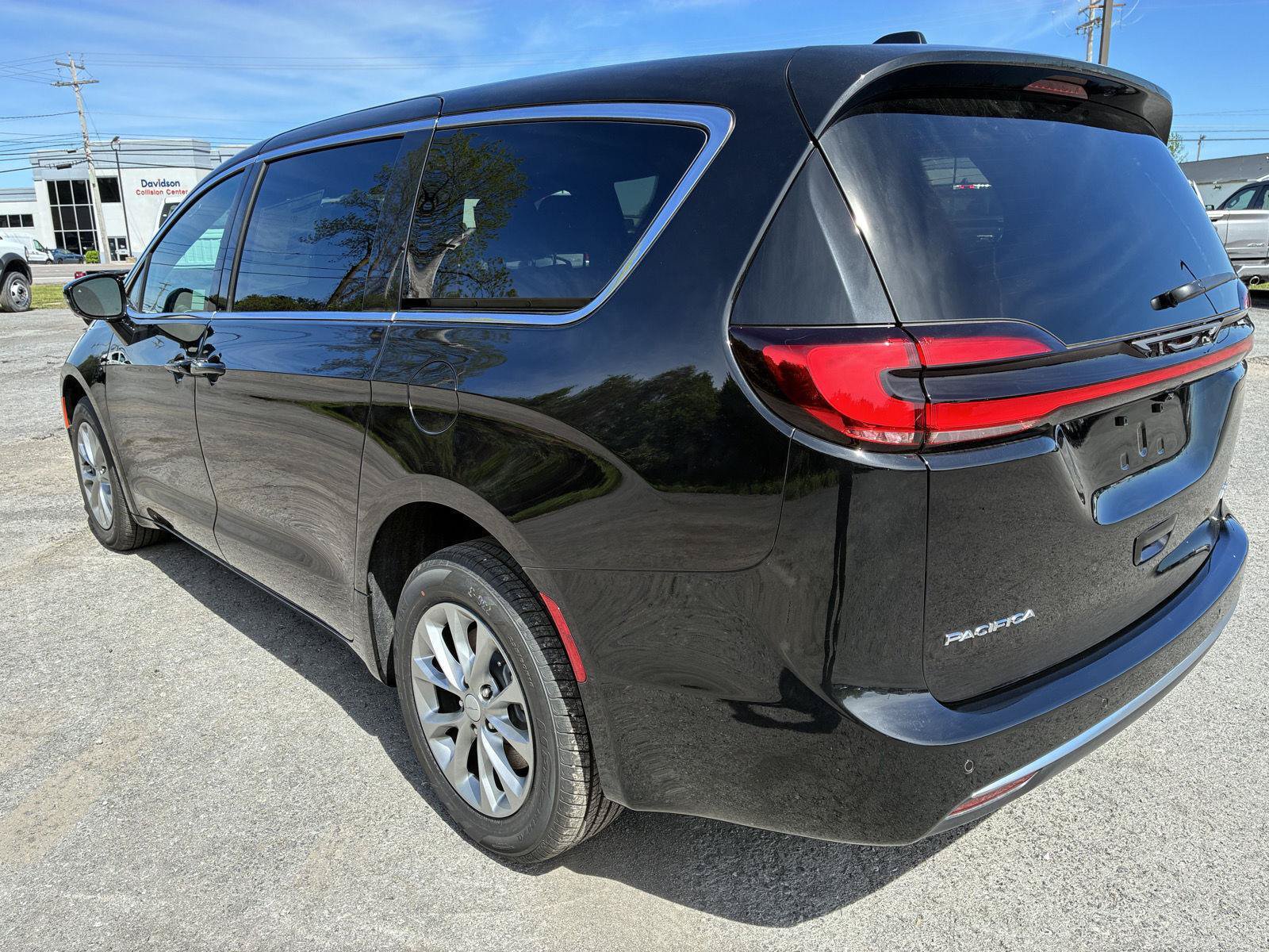 New 2027 Chrysler Pacifica Select AWD/4WD image 7