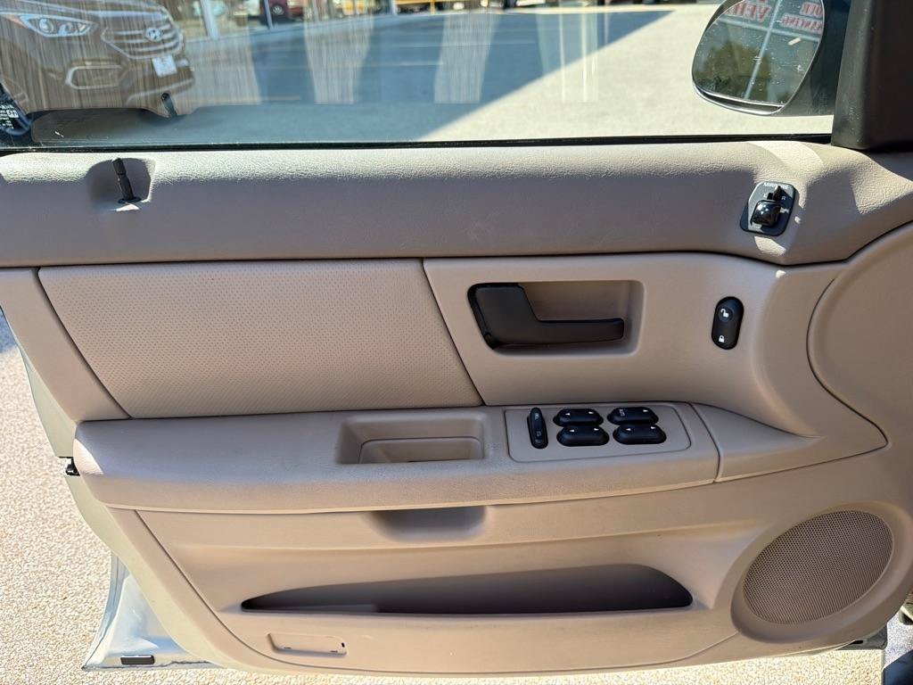 Used 2004 Ford Taurus SE FWD image 13