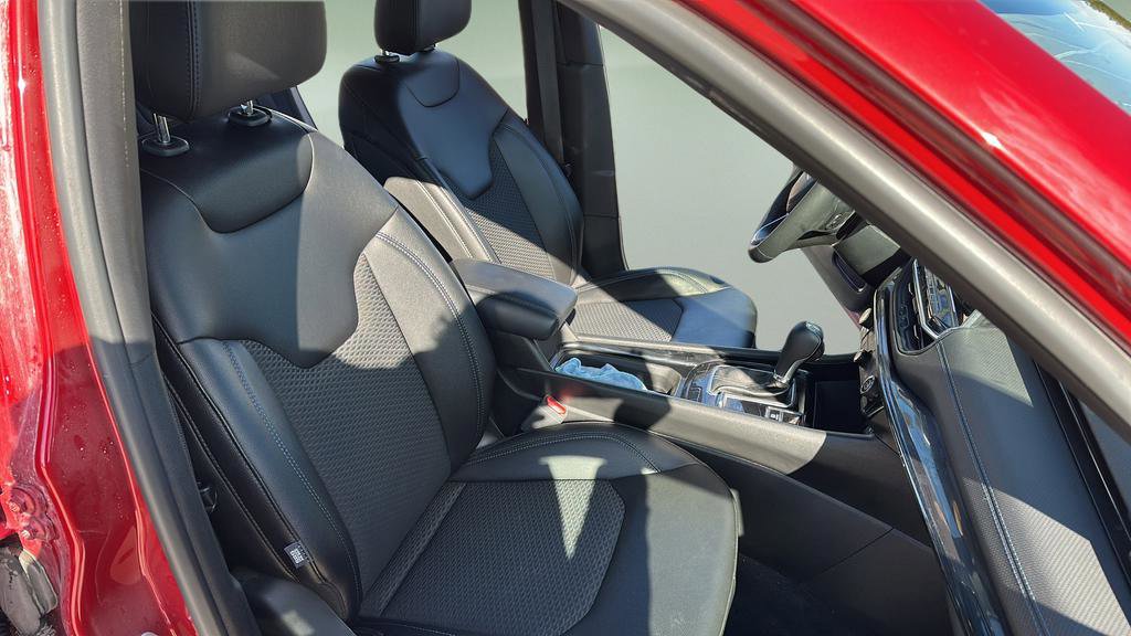 Used 2025 Jeep Compass Latitude w/ Altitude Special Edition image 19