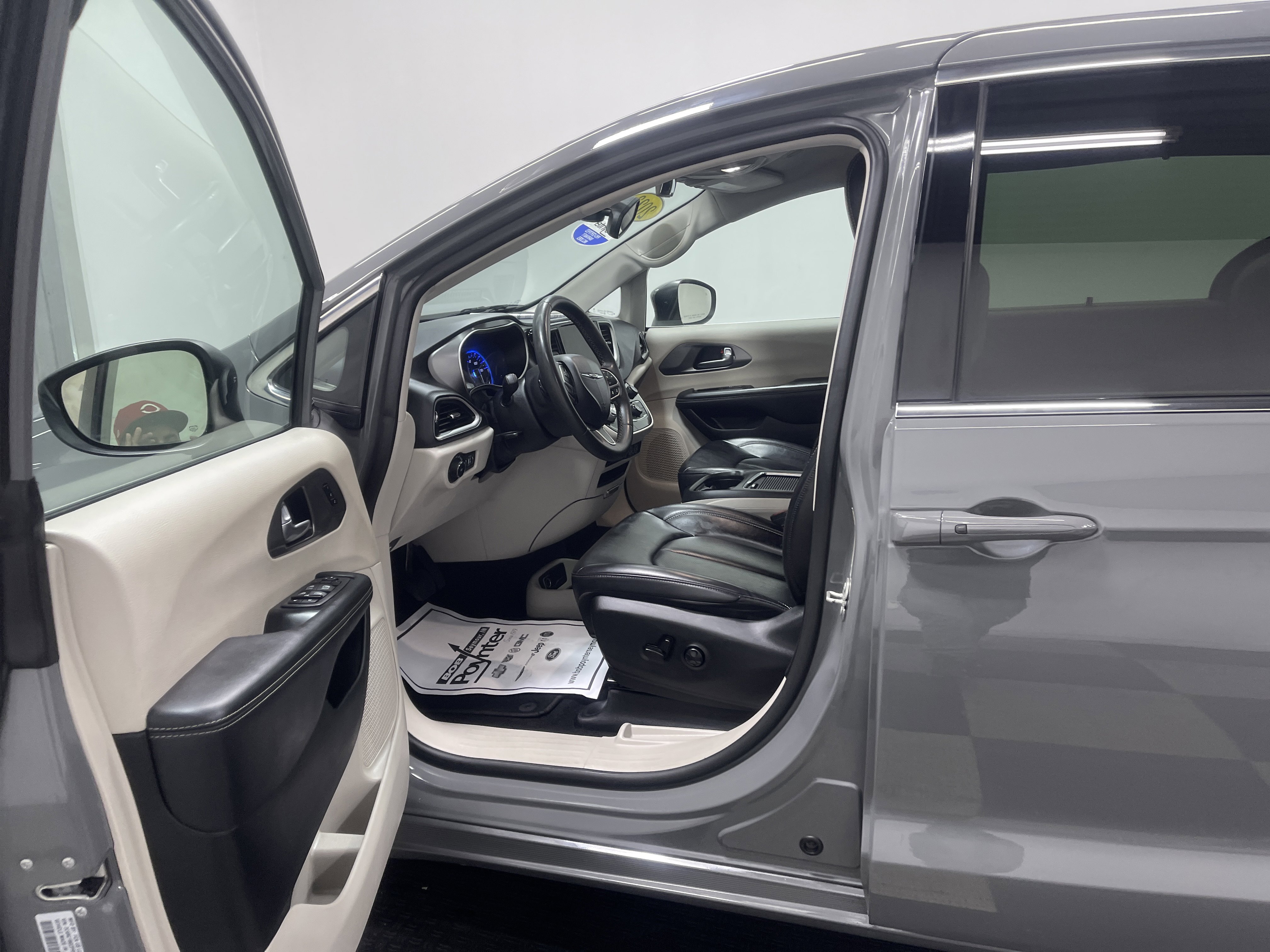 Used 2023 Chrysler Pacifica Touring-L image 9