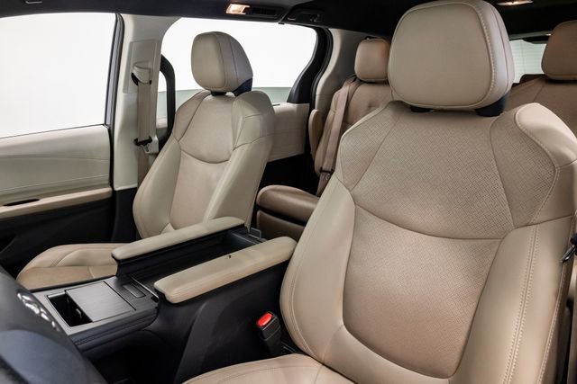 Used 2021 Toyota Sienna Limited FWD image 11