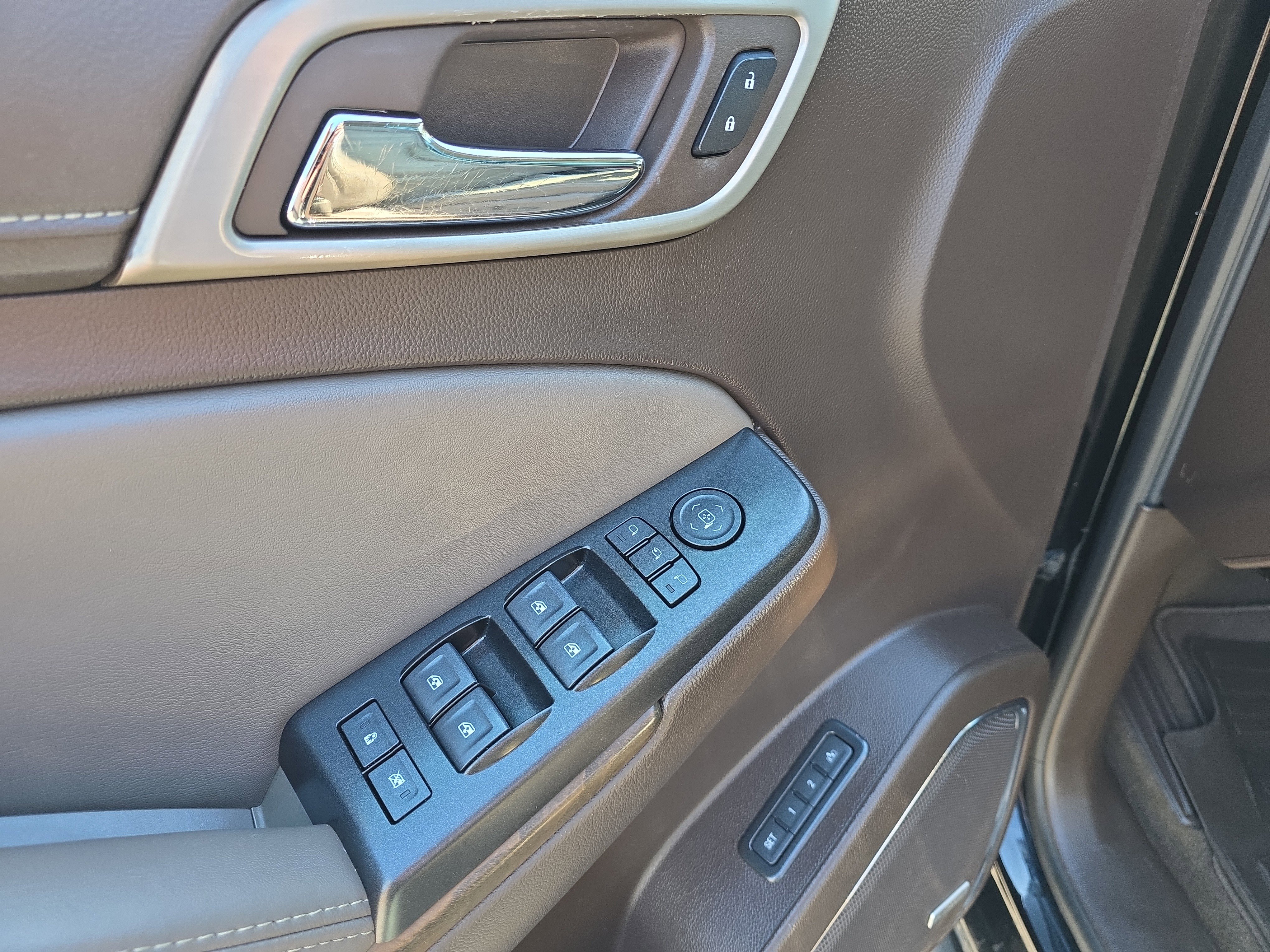 Used 2018 GMC Yukon XL Denali image 17