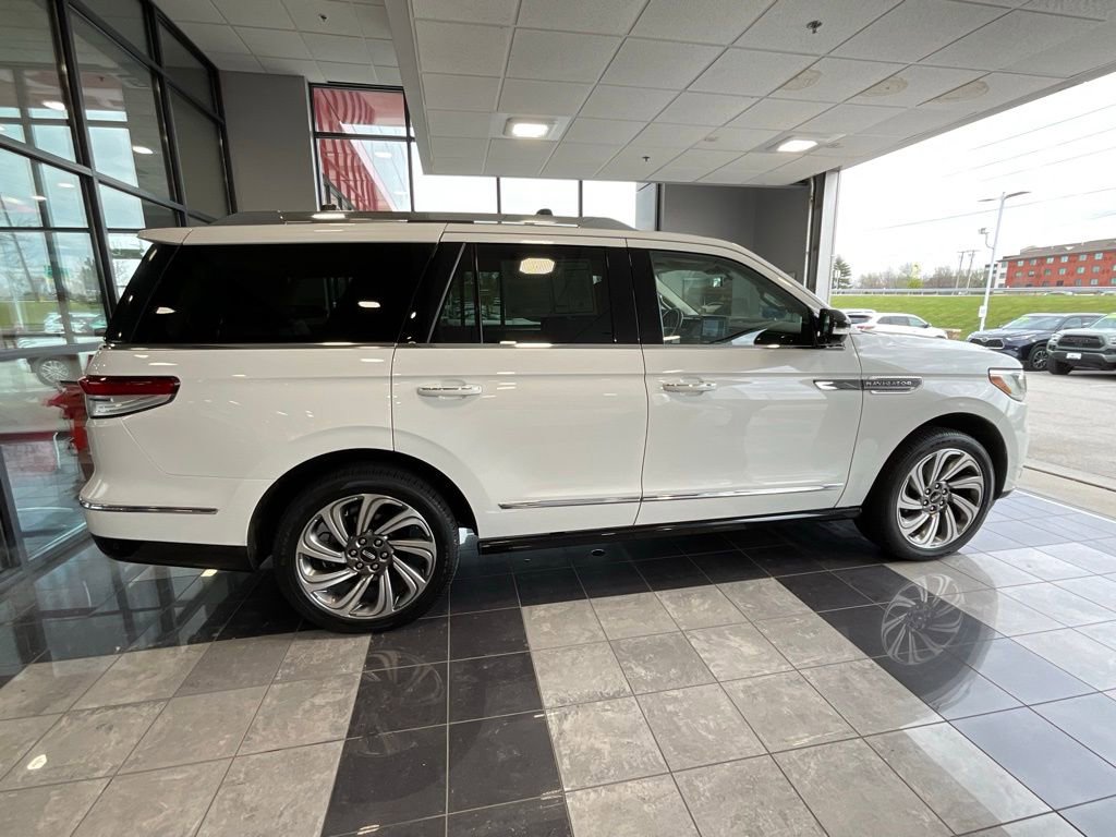 Used 2023 Lincoln Navigator Reserve image 5