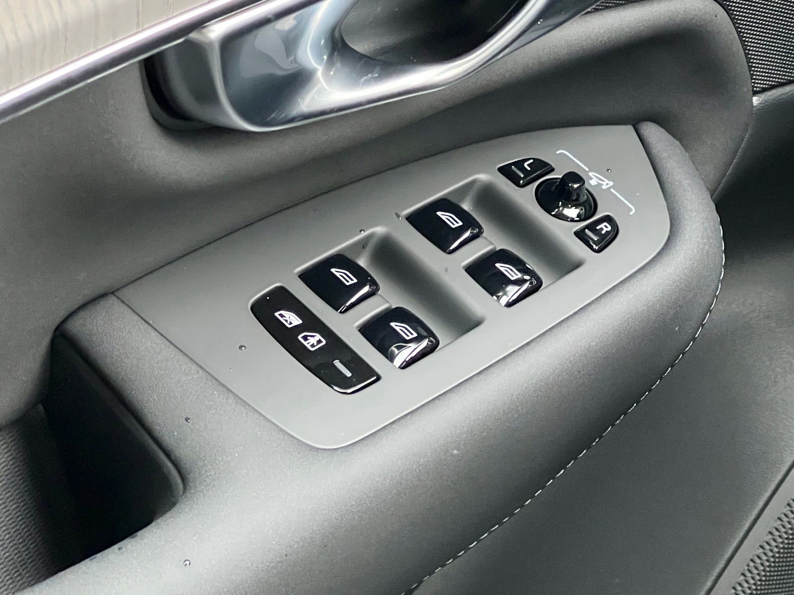 New 2026 Volvo XC90 B6 Ultra image 31