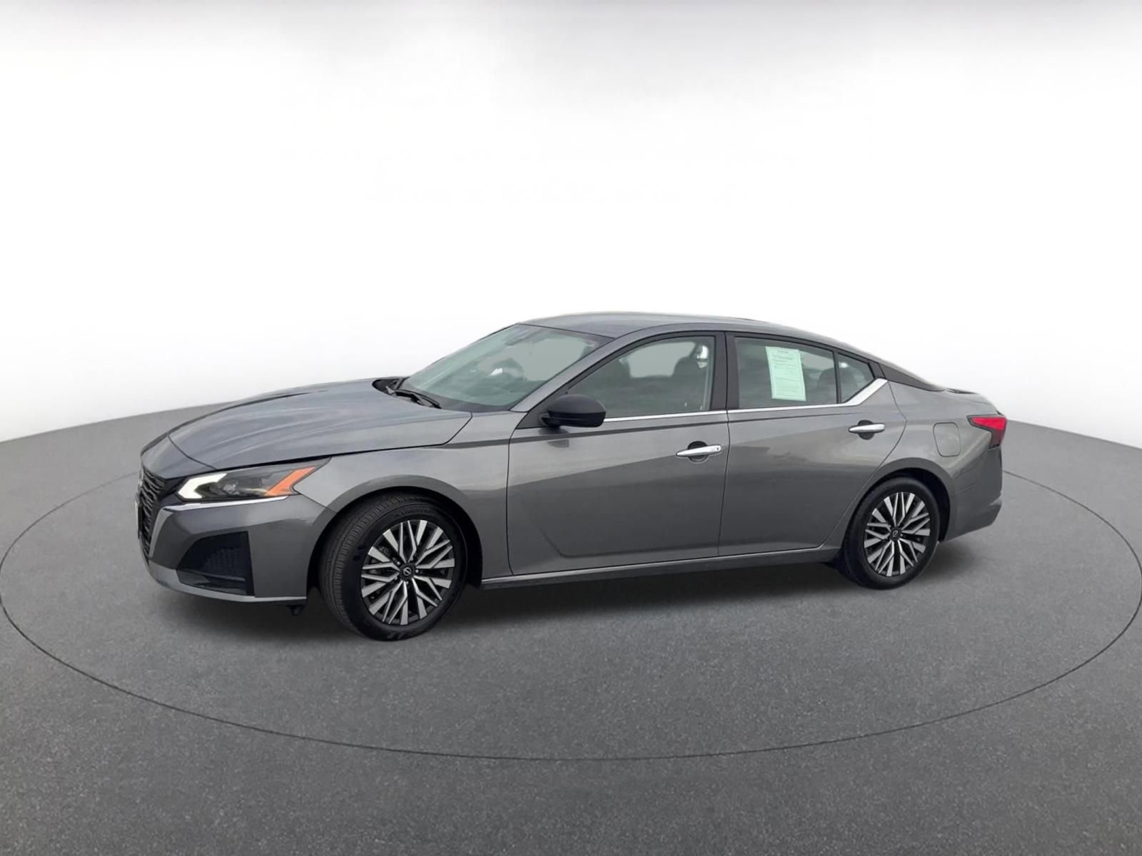 Used 2024 Nissan Altima 2.5 SV FWD image 8