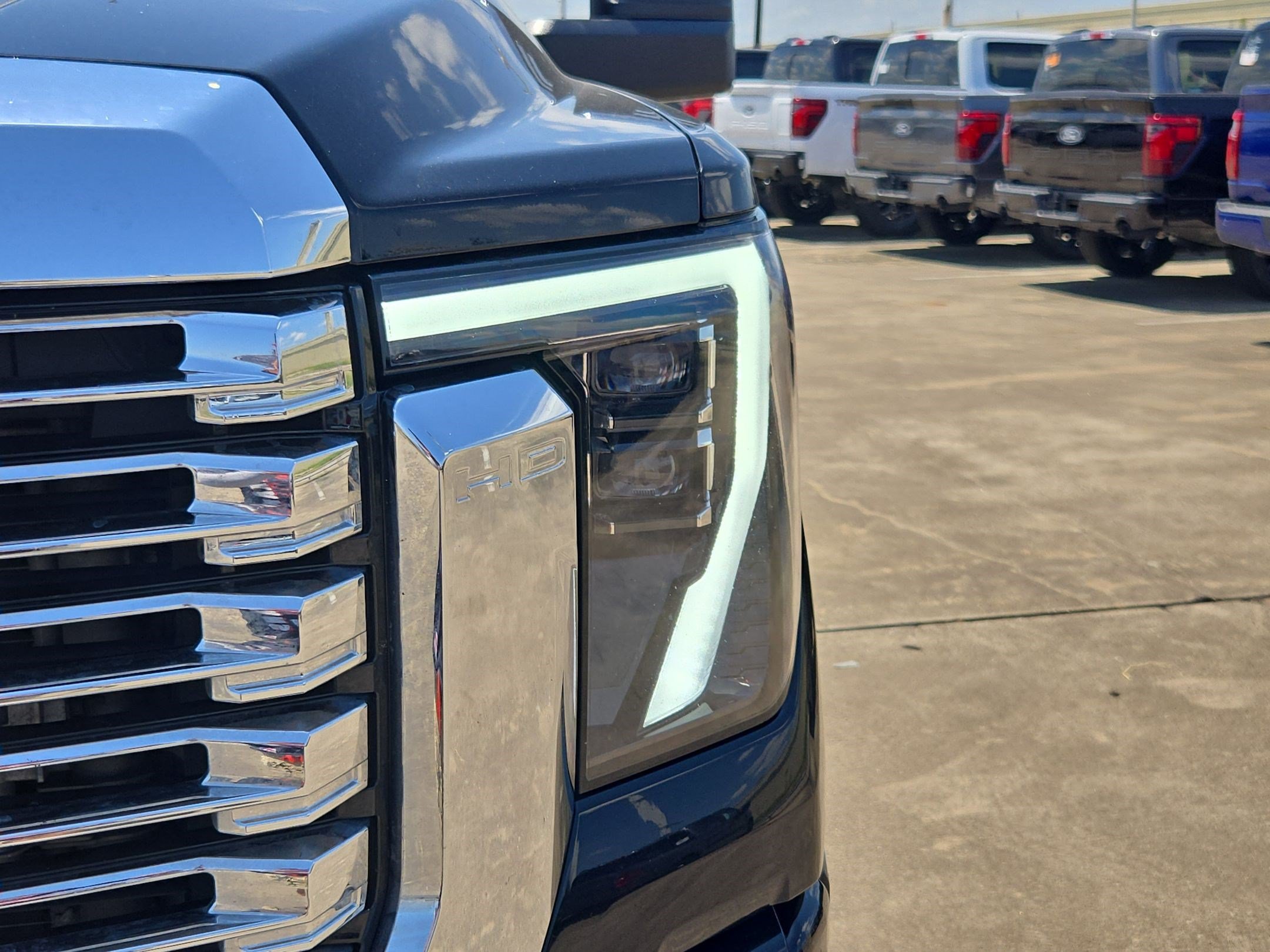 Used 2024 GMC Sierra 2500 Denali w/ Denali Reserve Package AWD/4WD image 12