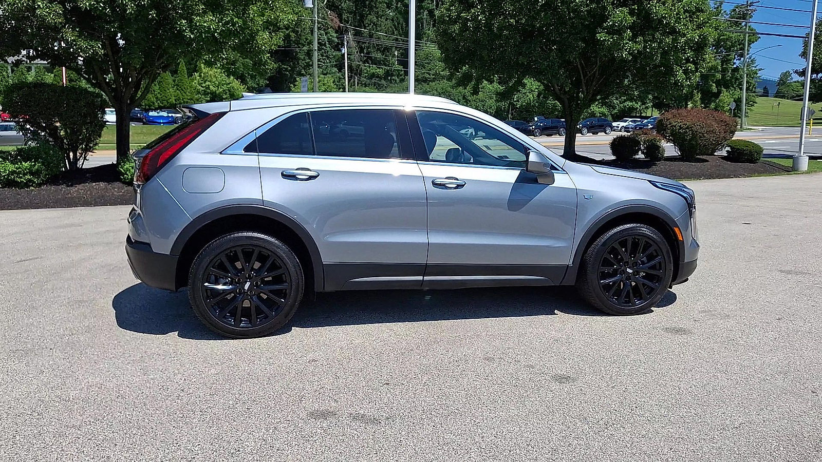 Used 2023 Cadillac XT4 Luxury w/ LPO, Onyx Lite Package AWD/4WD image 9