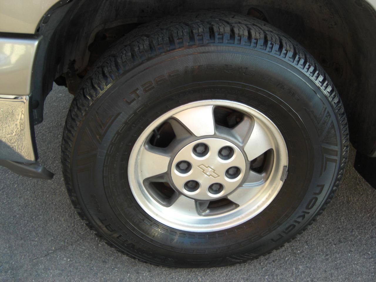 Used 2002 Chevrolet Suburban LT image 4
