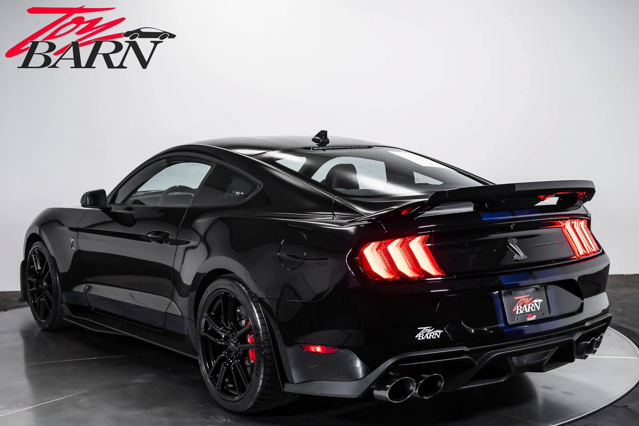 Used 2021 Ford Mustang Shelby GT500 w/ Technology Package RWD image 3