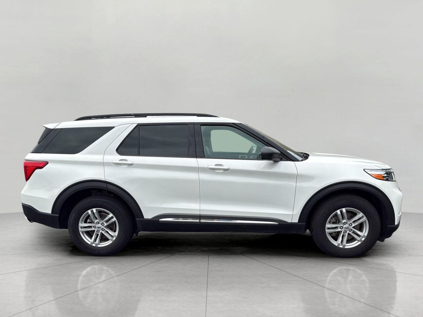 Used 2024 Ford Explorer XLT w/ Equipment Group 202A AWD/4WD image 8