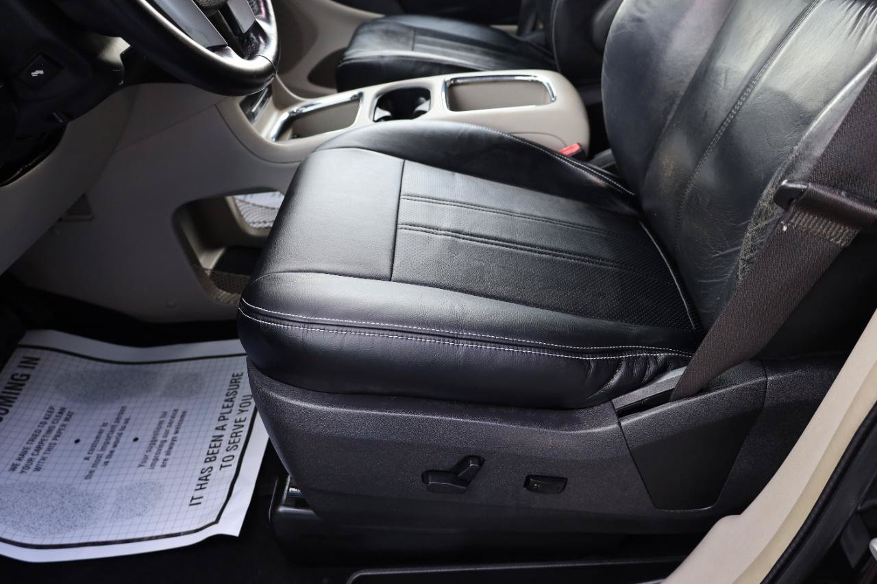 Used 2015 Chrysler Town & Country Limited Platinum FWD image 8