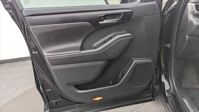 Used 2023 Toyota Highlander XSE FWD image 13