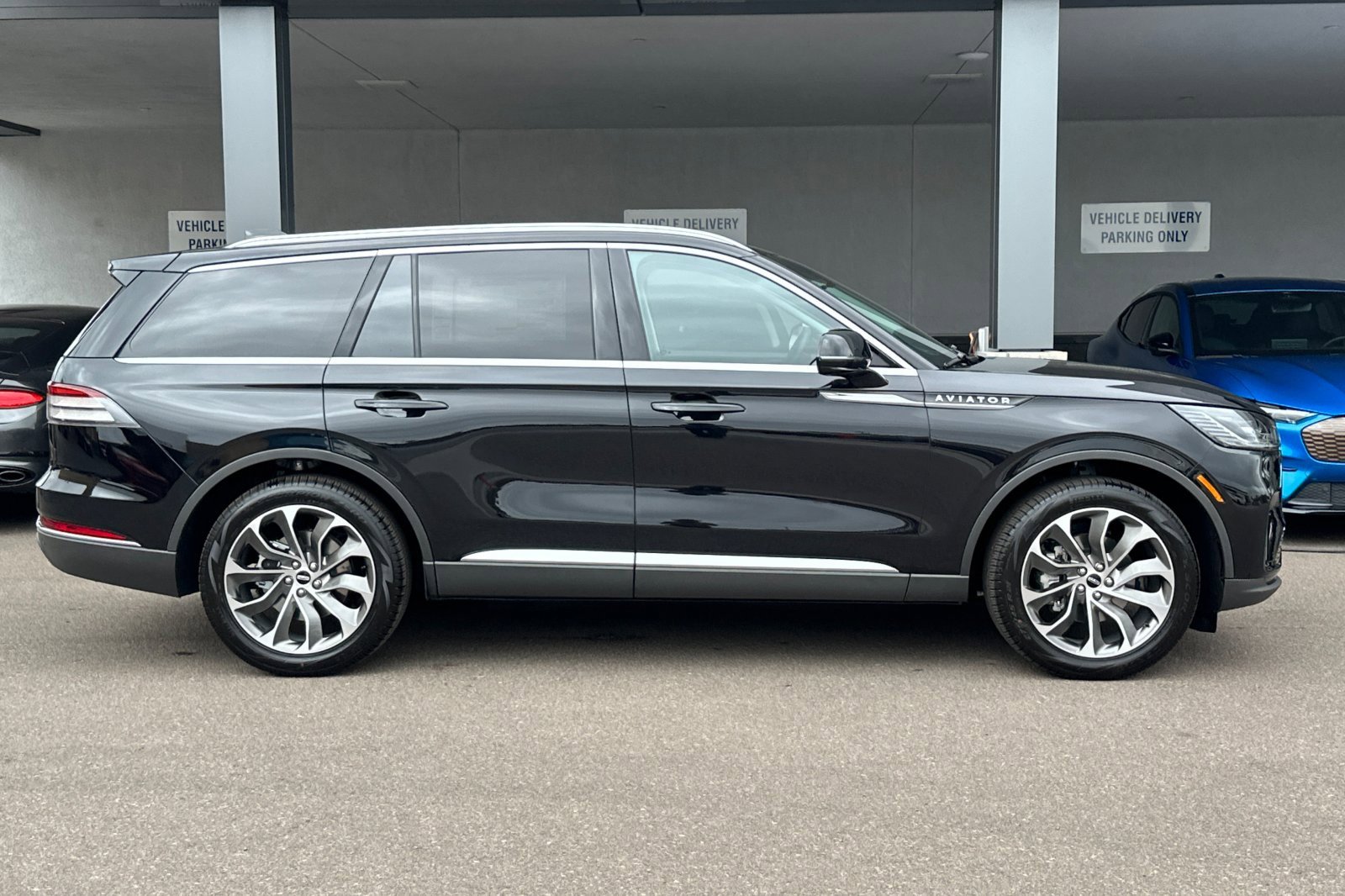 New 2025 Lincoln Aviator Reserve w/ Luxury Package image 2