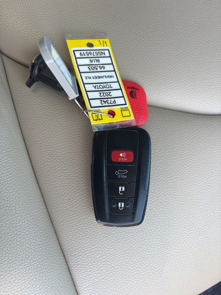 Used 2022 Toyota Highlander XLE AWD/4WD image 45