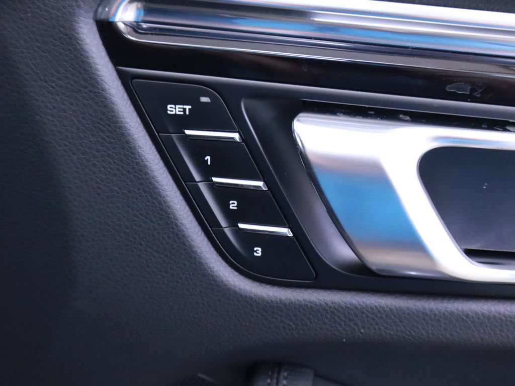Used 2025 Porsche Macan AWD/4WD image 31