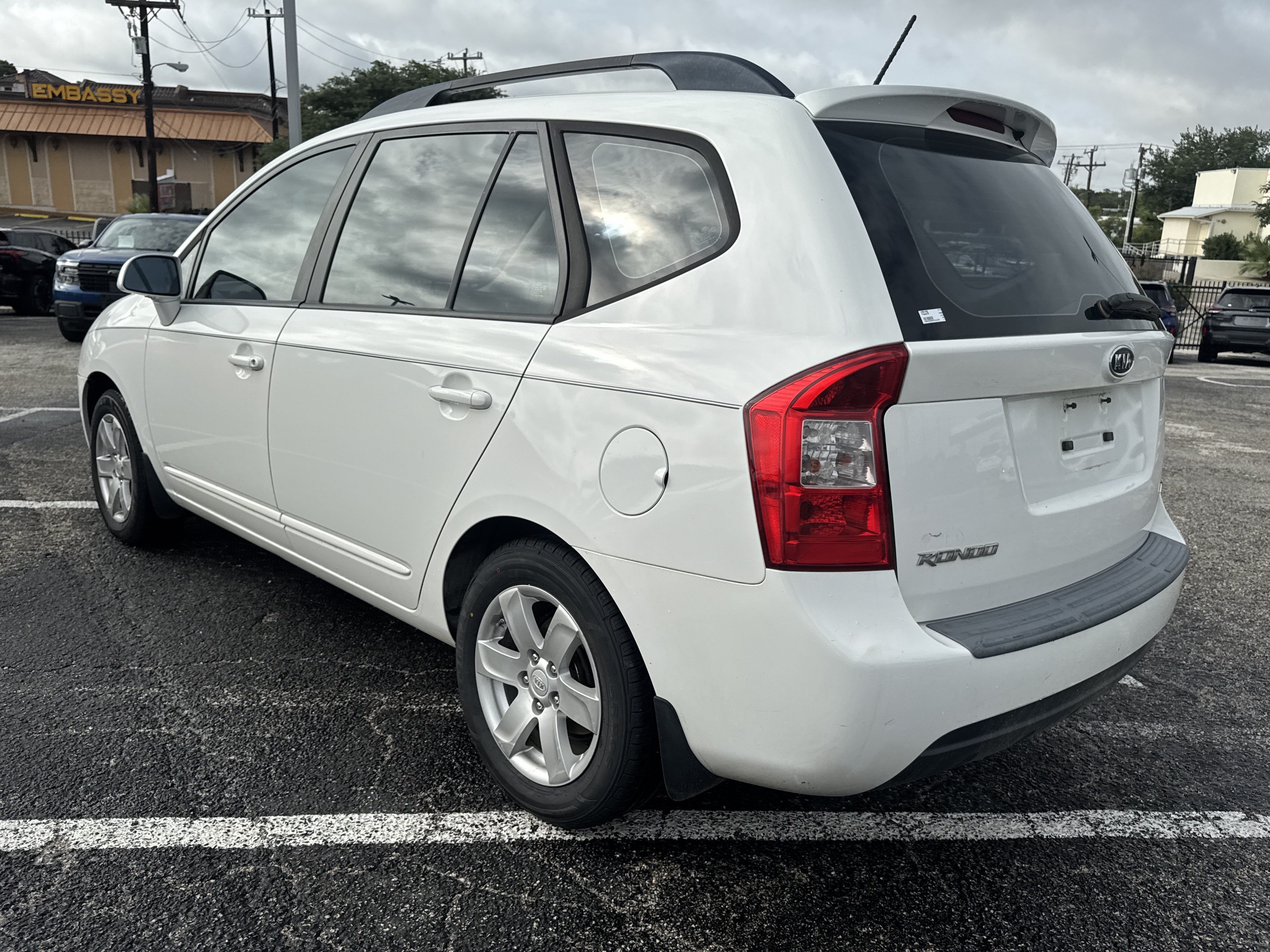 Used 2009 Kia Rondo LX FWD image 9