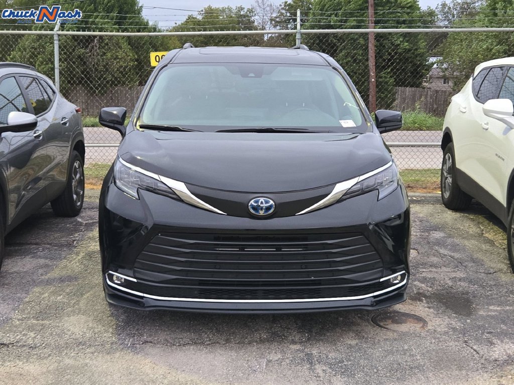 Used 2024 Toyota Sienna XLE FWD image 2