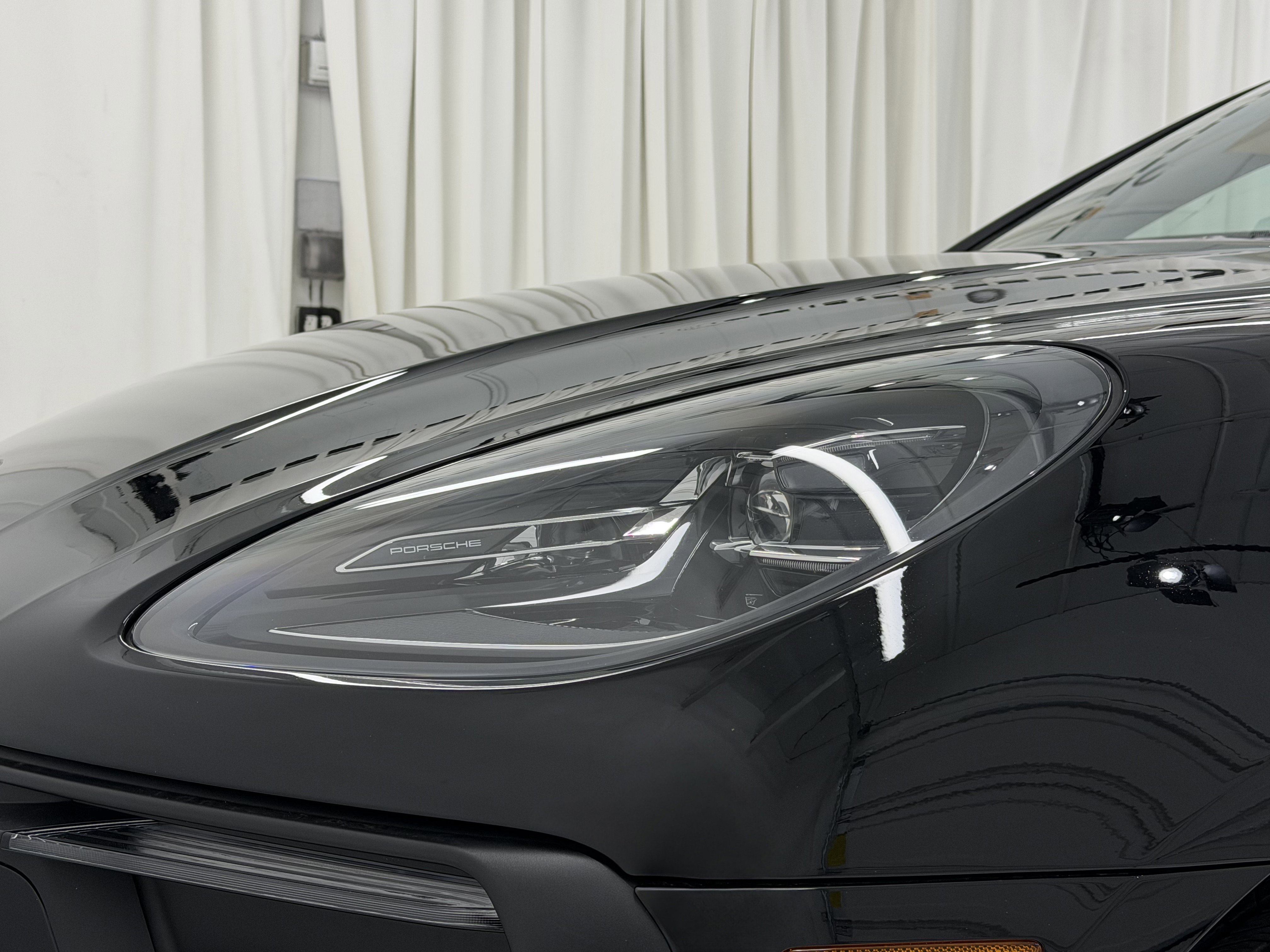 Certified 2025 Porsche Macan image 17