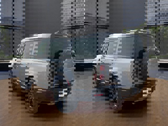 Used 2023 Land Rover Defender 130 X-Dynamic SE image 3