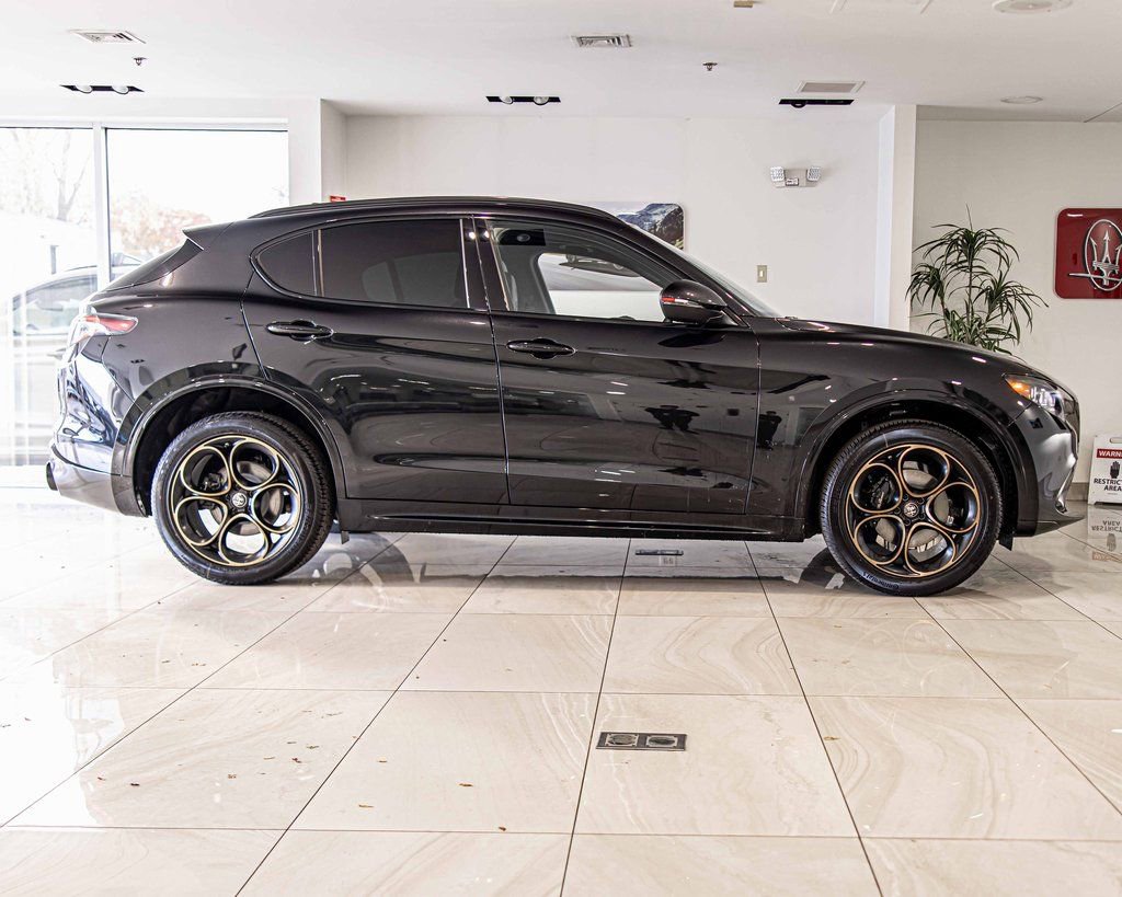 New 2025 Alfa Romeo Stelvio Sprint image 9