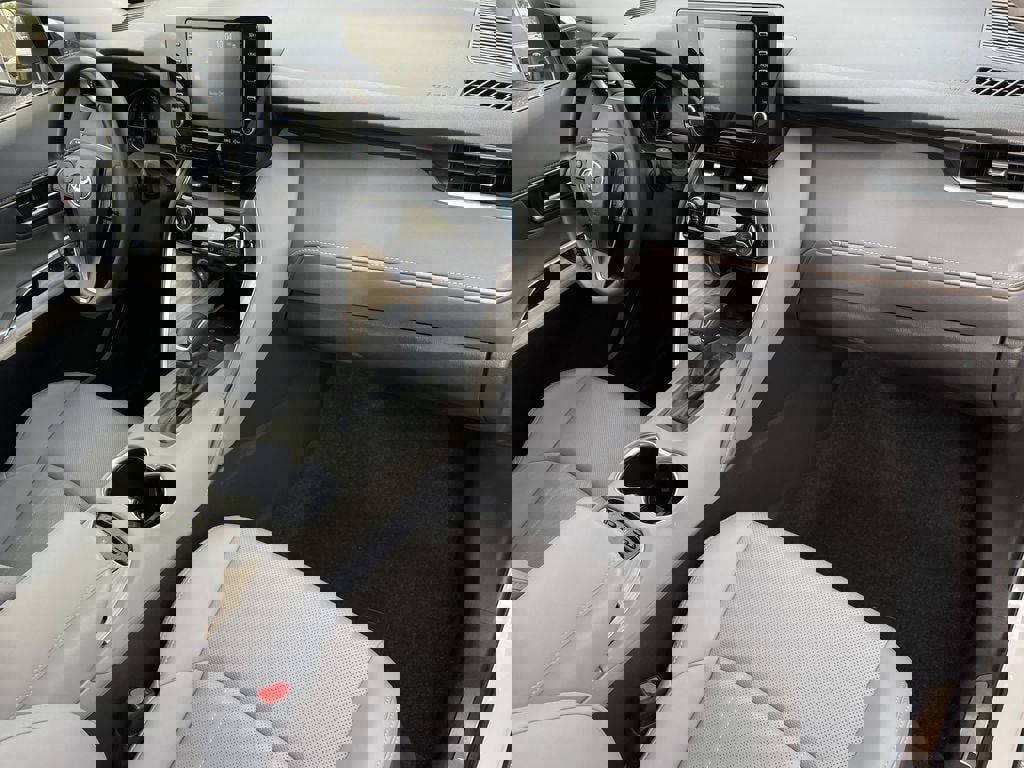 Used 2021 Toyota Venza XLE w/ Softex Package image 12