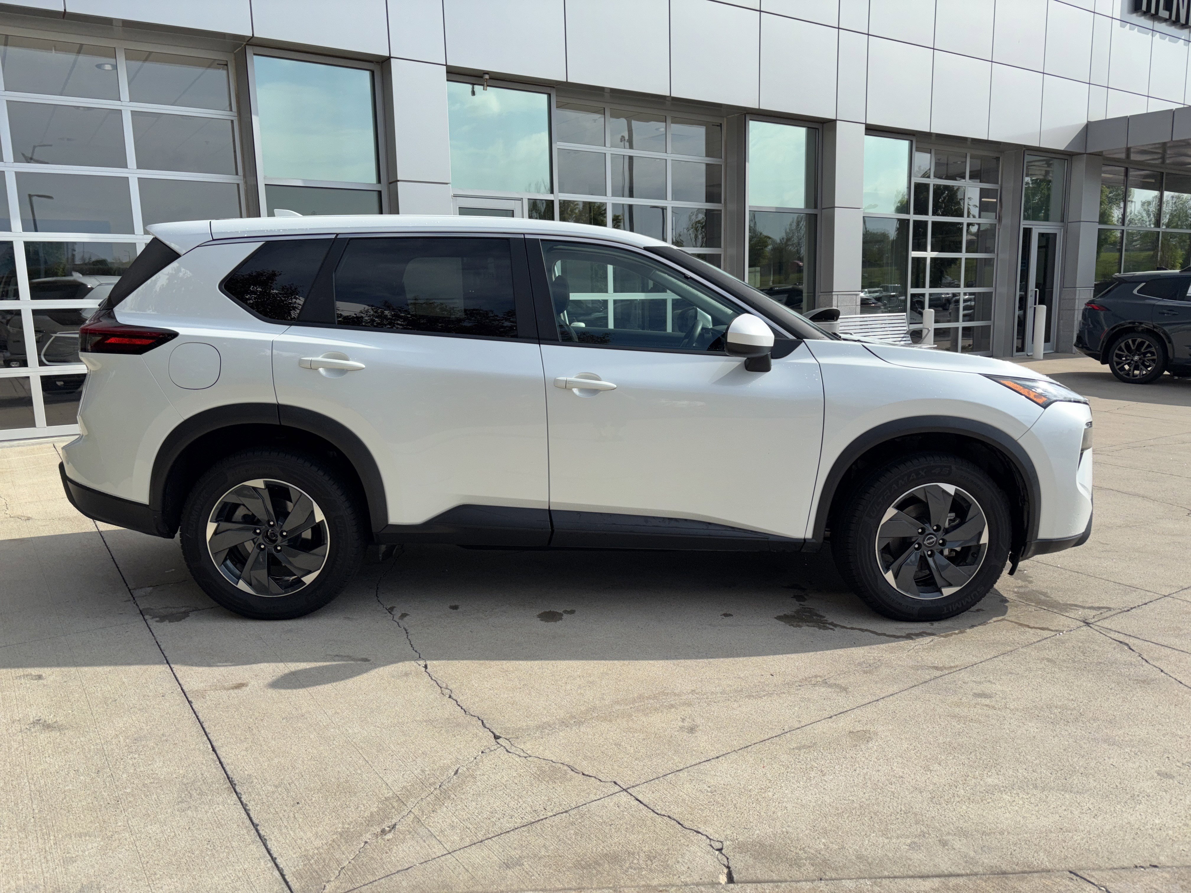 Used 2024 Nissan Rogue SV AWD/4WD image 10