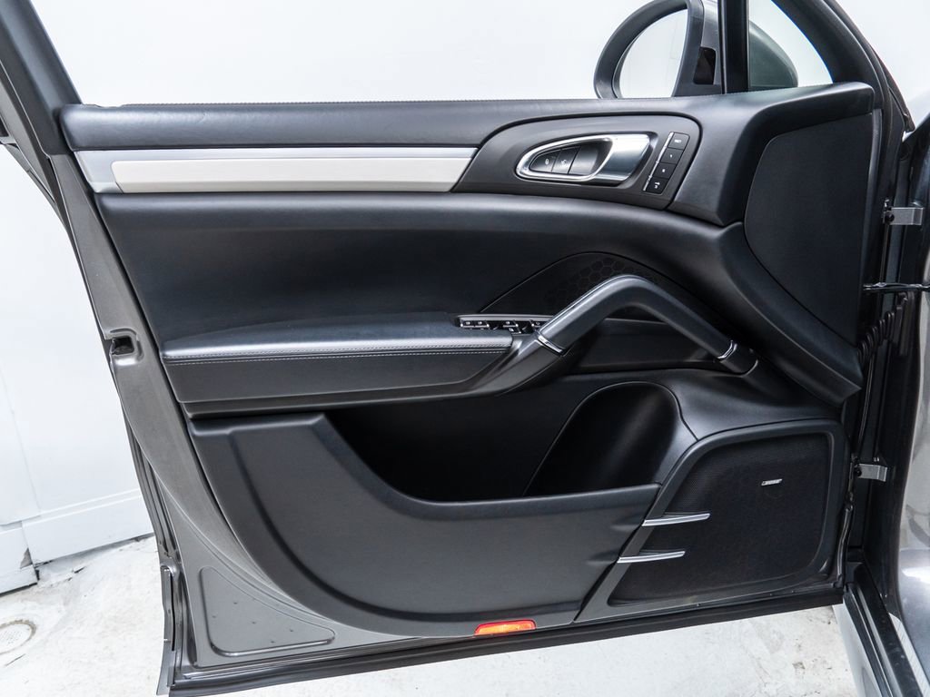 Used 2014 Porsche Cayenne Turbo image 24
