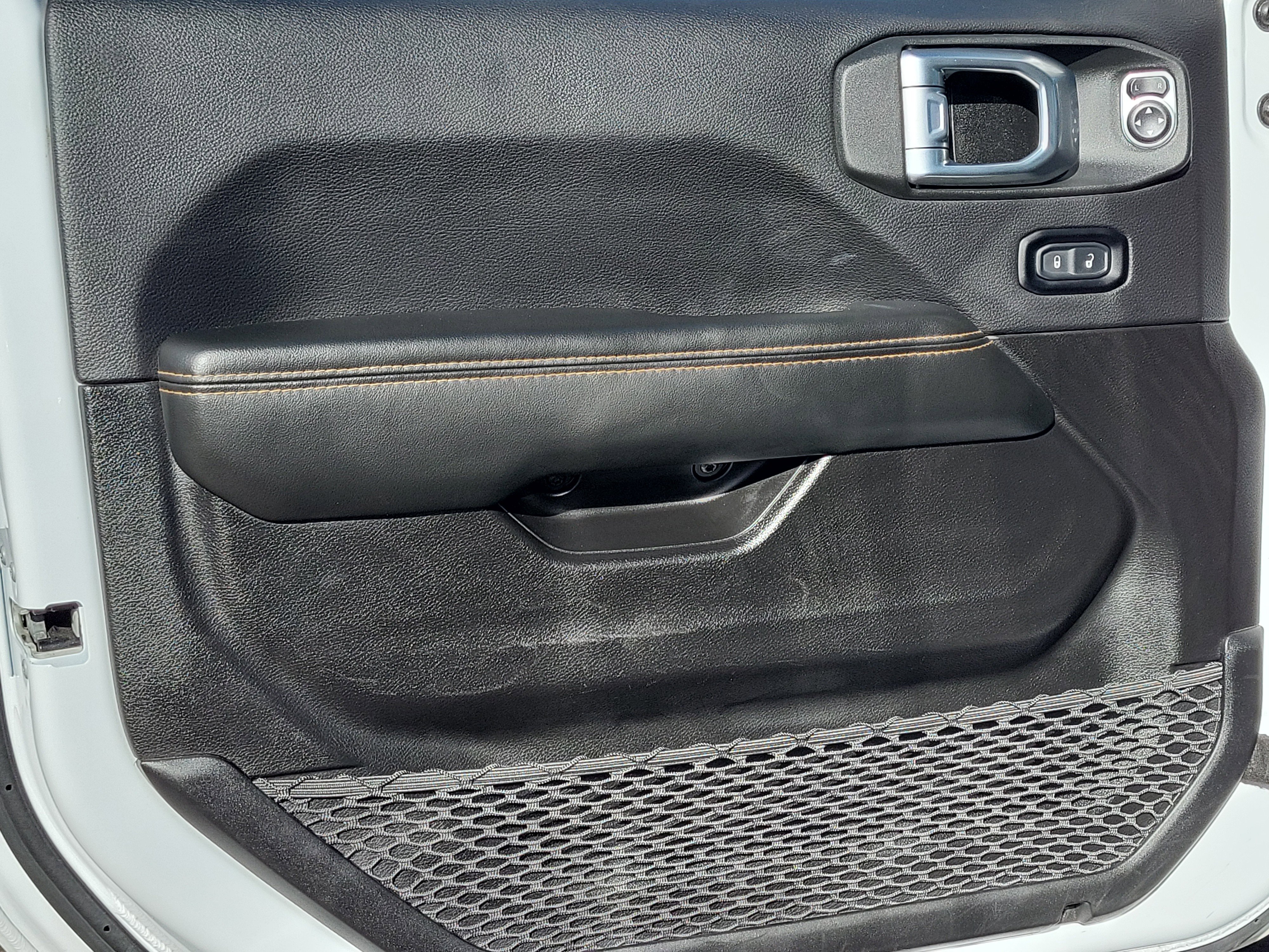 Used 2025 Jeep Wrangler Sahara image 19