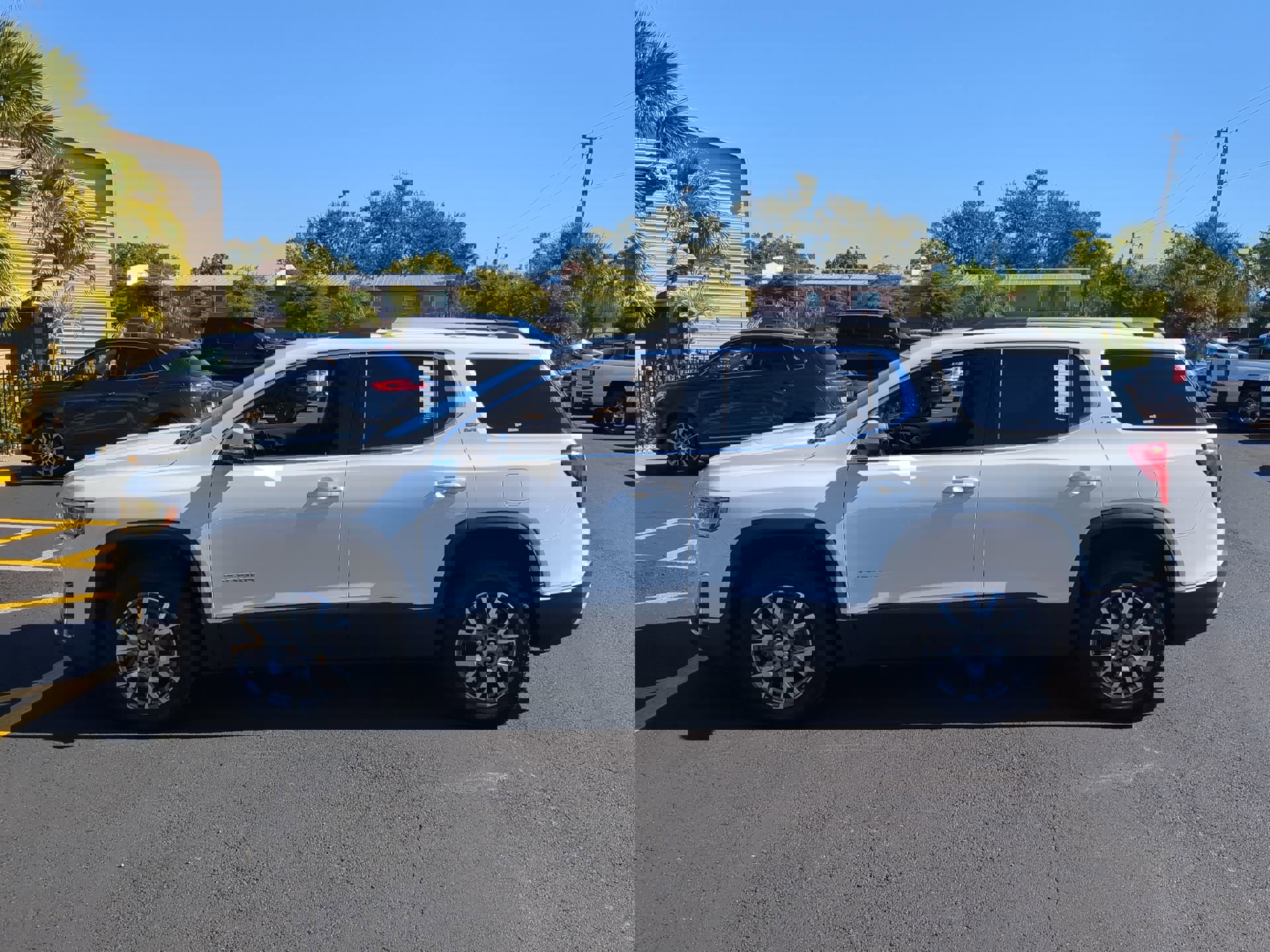 Used 2023 GMC Acadia SLT image 9