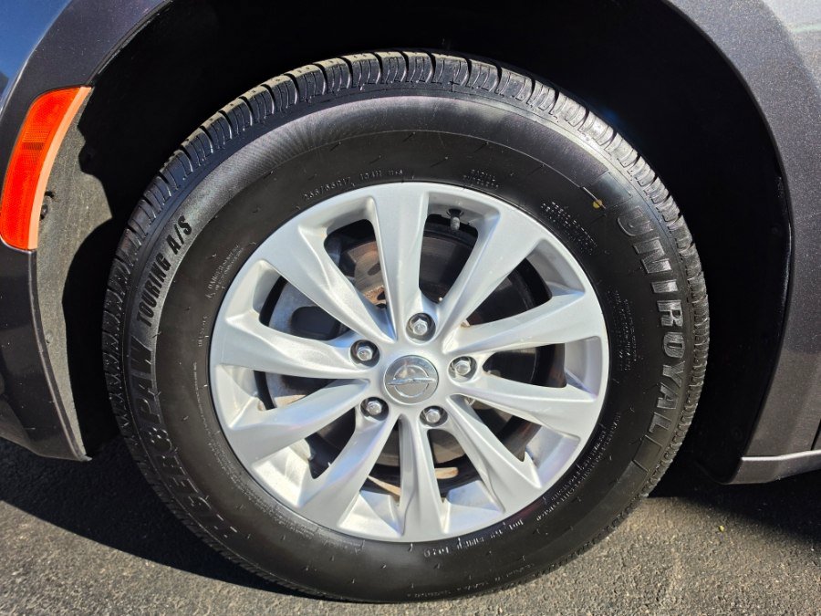 Used 2017 Chrysler Pacifica Touring-L FWD image 9