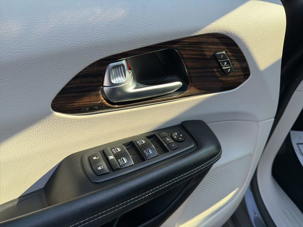 Used 2021 Chrysler Pacifica Limited image 30