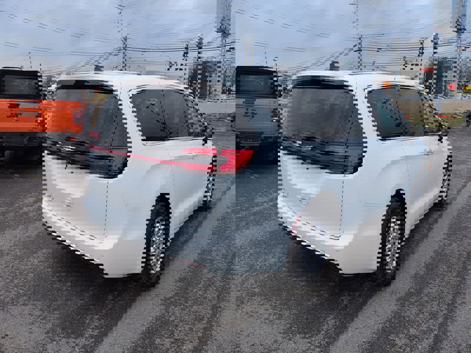 New 2026 Chrysler Pacifica Select image 8