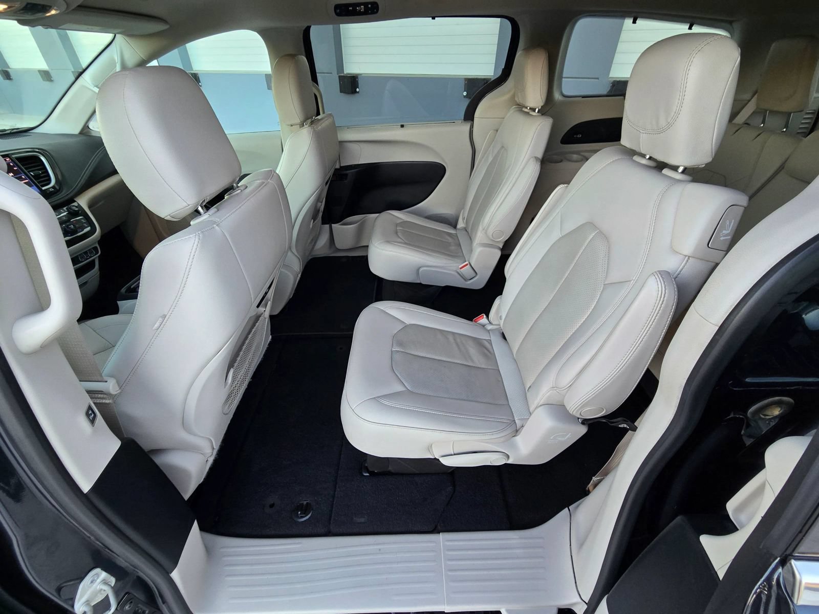 Used 2021 Chrysler Pacifica Touring-L w/ Premium & Safety Sphere Group AWD/4WD image 16