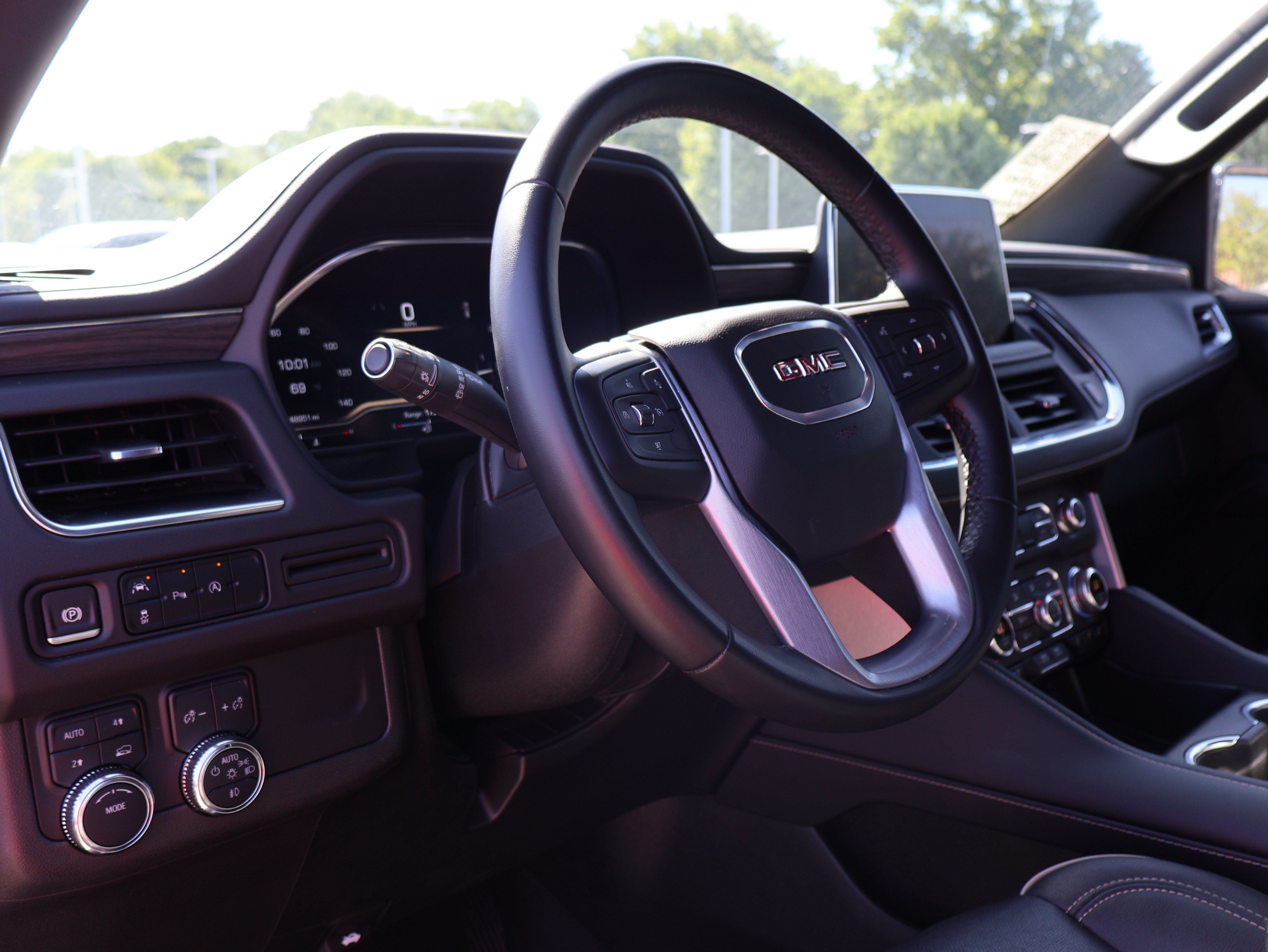 Used 2024 GMC Yukon SLT AWD/4WD image 24