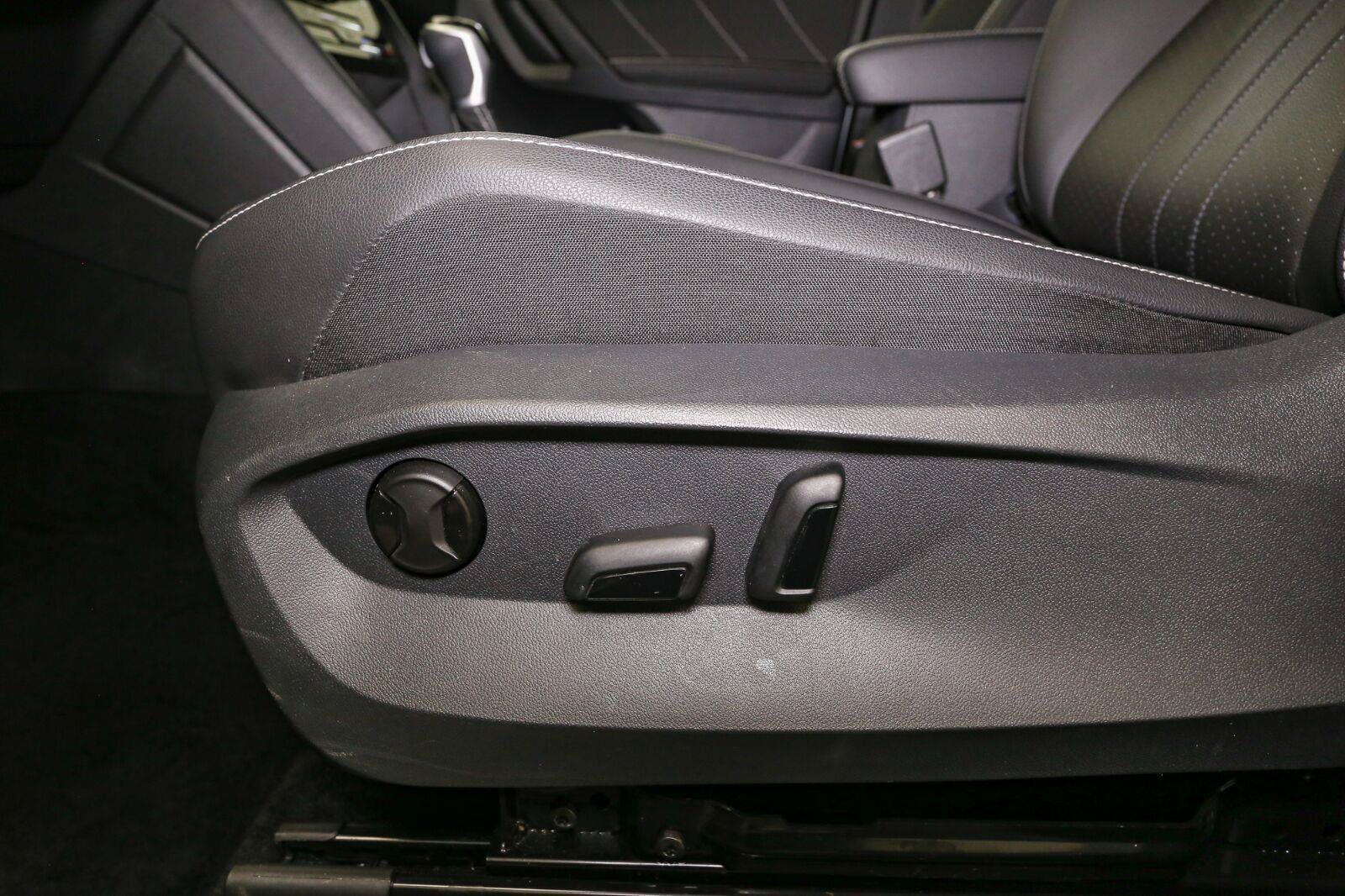 Certified 2023 Volkswagen Tiguan SE R-Line AWD/4WD image 43