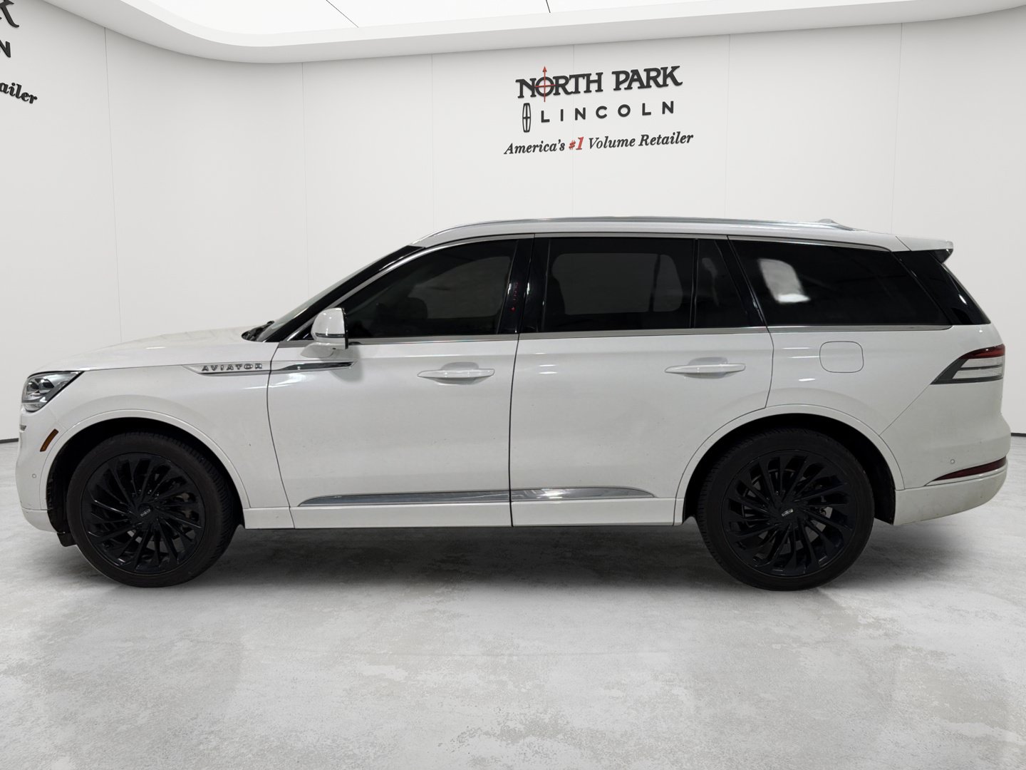 Used 2021 Lincoln Aviator Reserve w/ Equipment Group 210A AWD/4WD image 2
