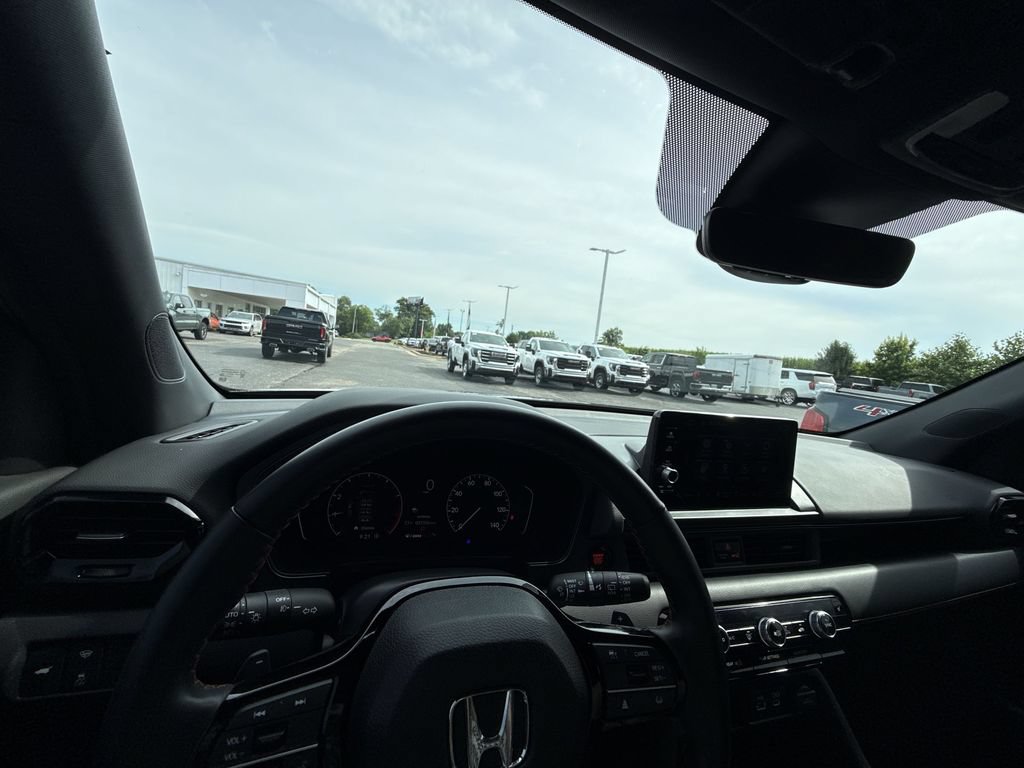 Used 2025 Honda Pilot TrailSport image 16